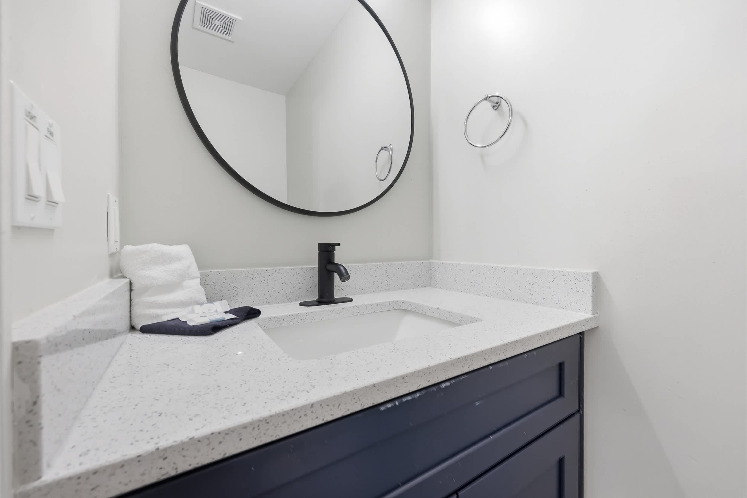 Seabreeze Retreat Modern Home Walk to Beach