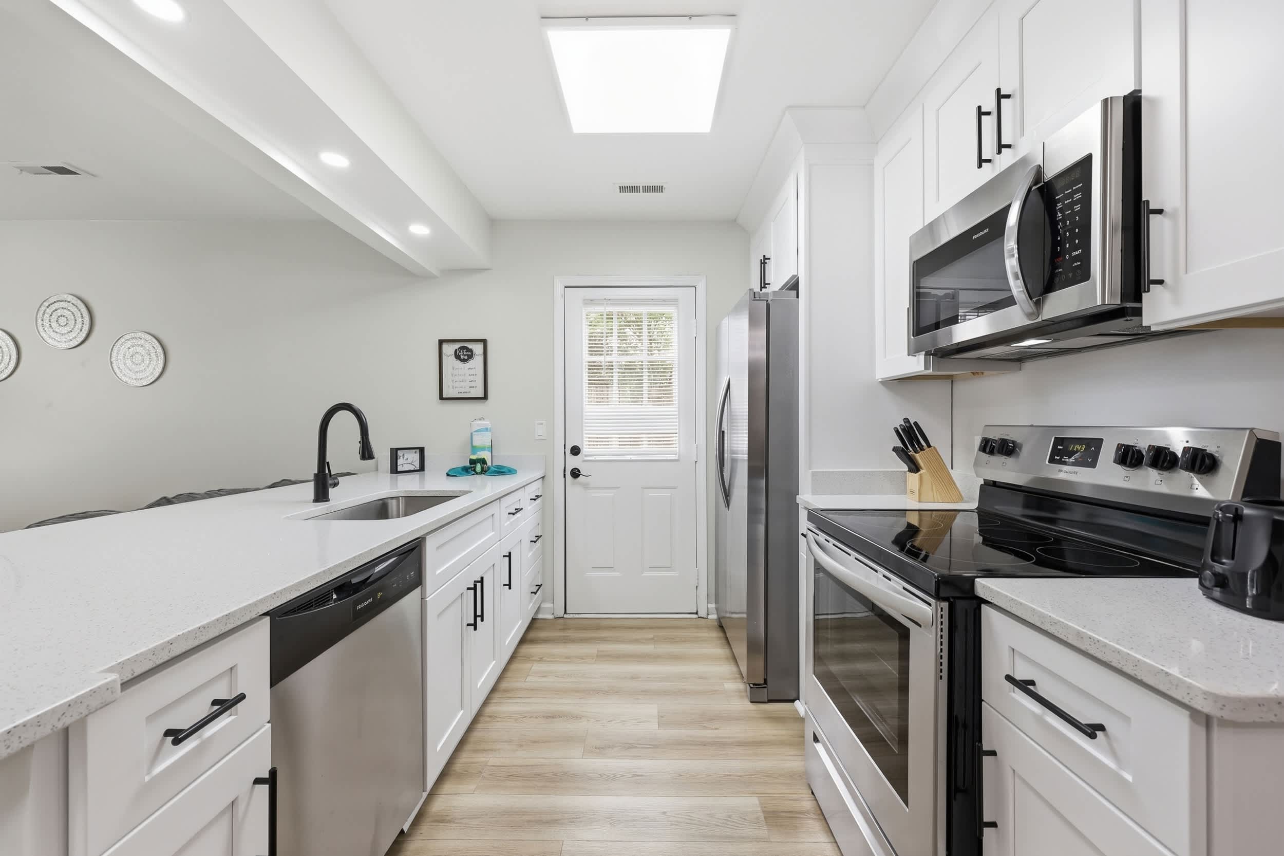Seabreeze Retreat Modern Home Walk to Beach