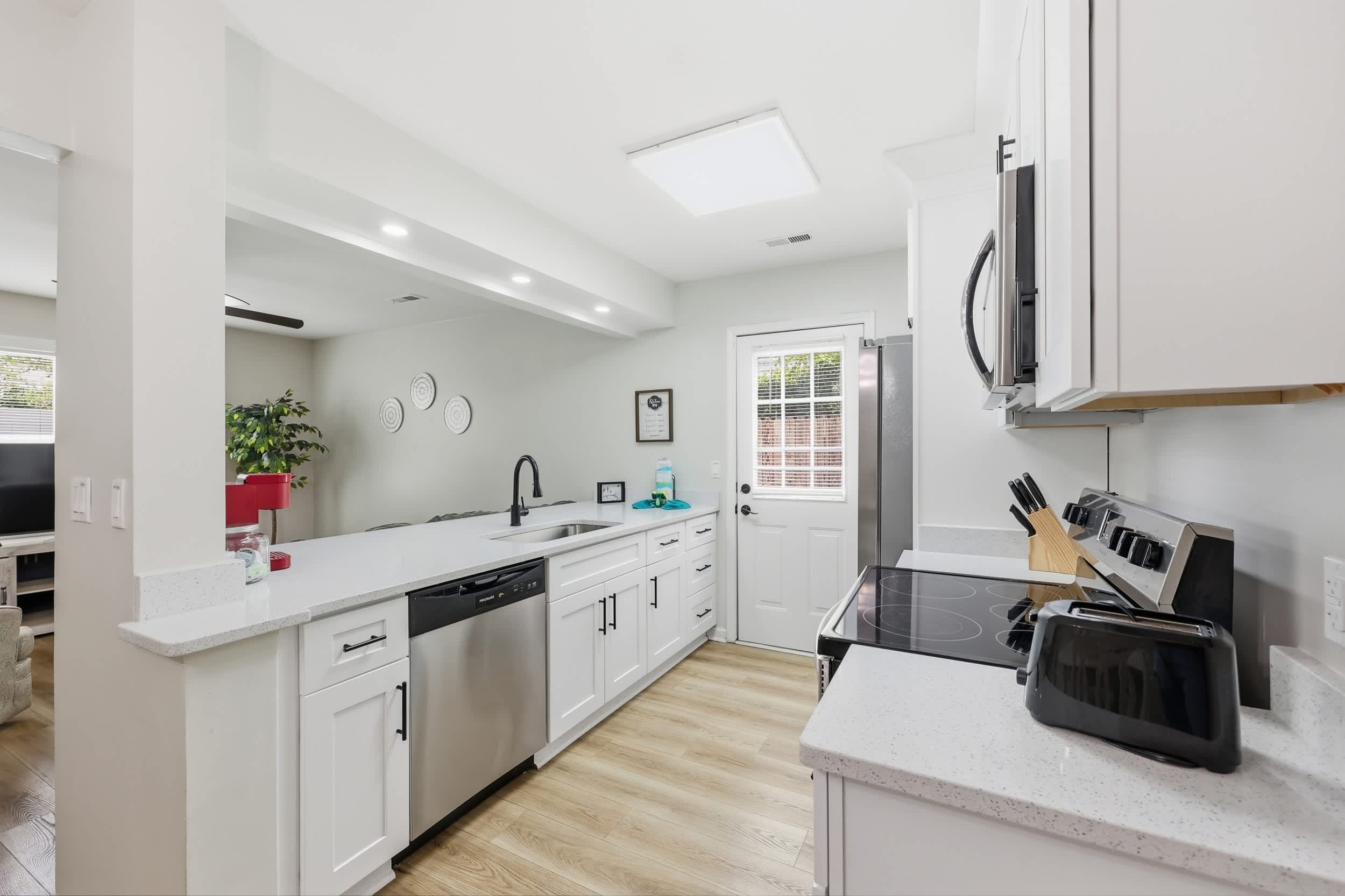 Seabreeze Retreat Modern Home Walk to Beach