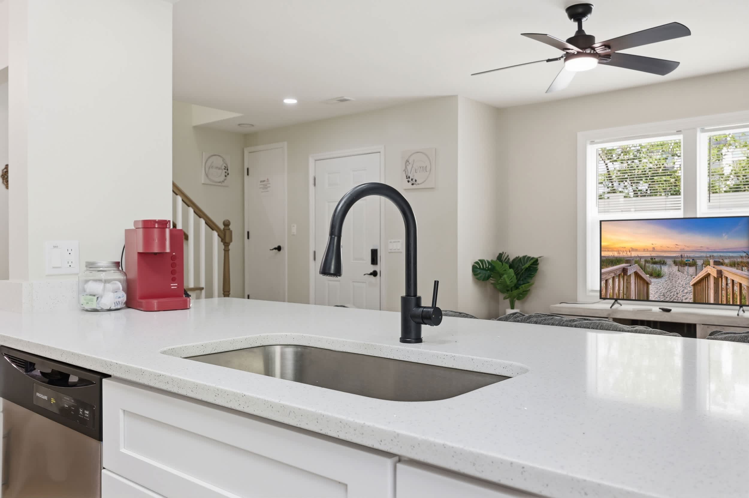 Seabreeze Retreat Modern Home Walk to Beach