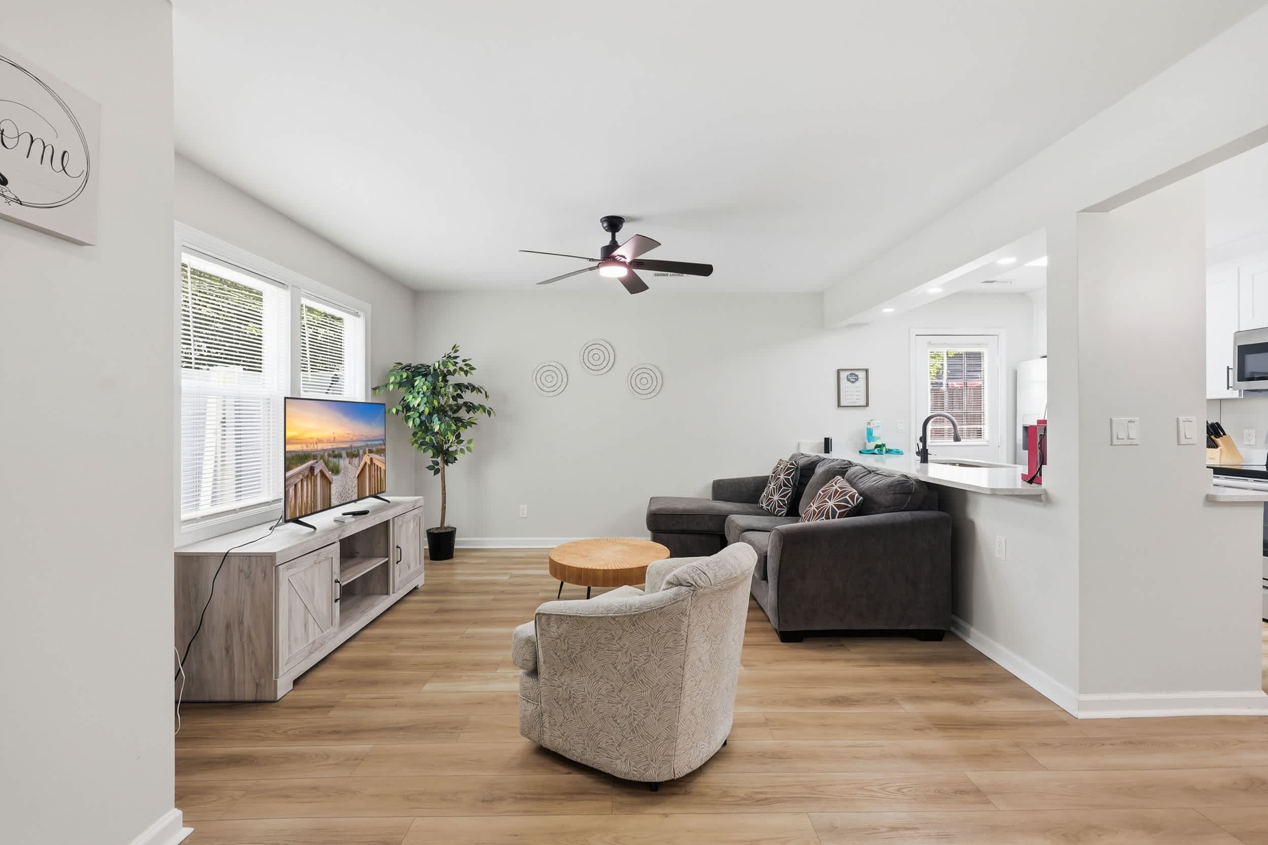 Seabreeze Retreat Modern Home Walk to Beach