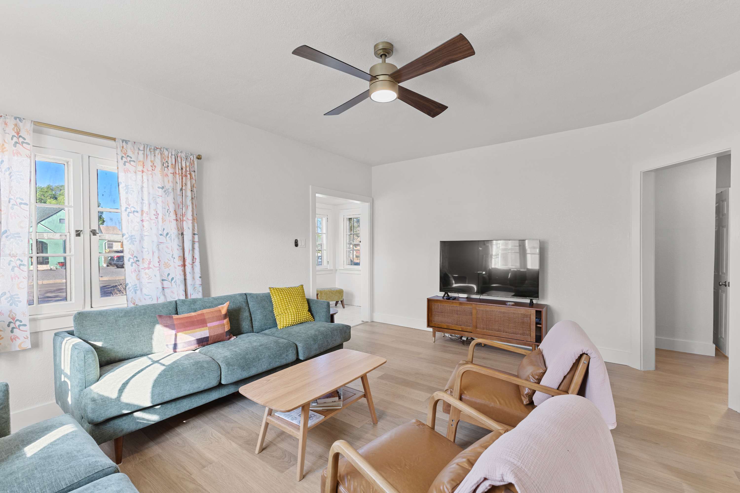 3br Charming Home, Bright Space & Sleeps 6 - Pueblo, CO