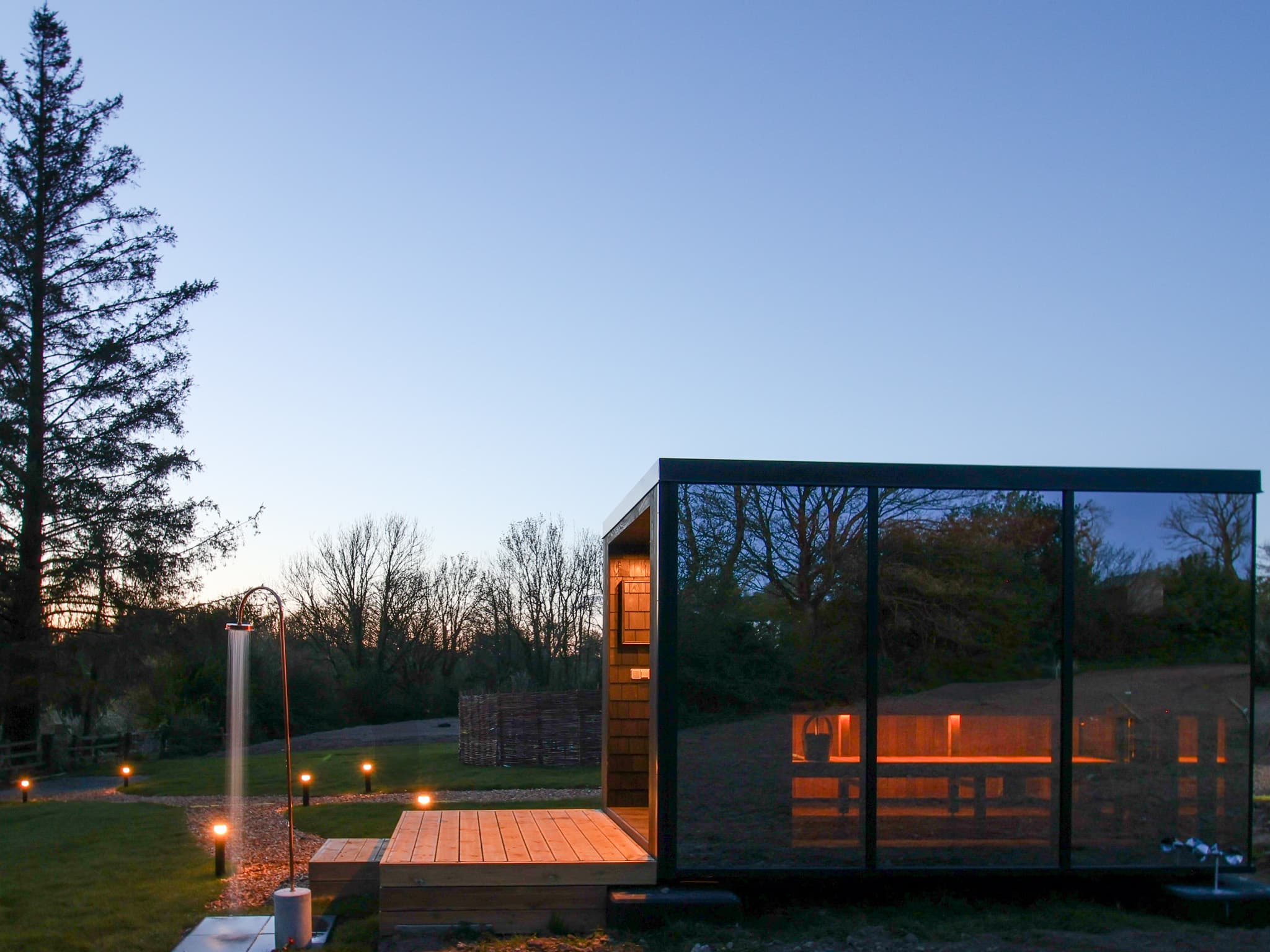Luxury Mirror Cabin with Hot Tub & Sauna