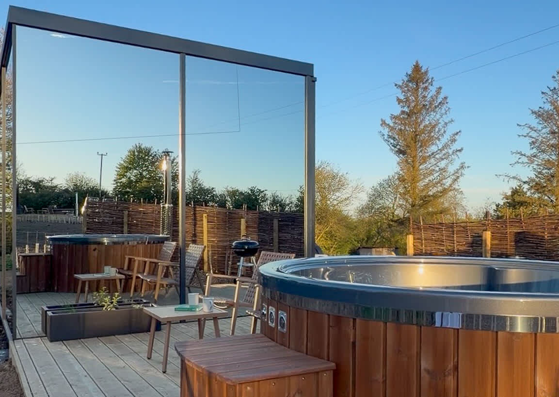 Stylish Mirrored Cabin with Hot Tub & Sauna