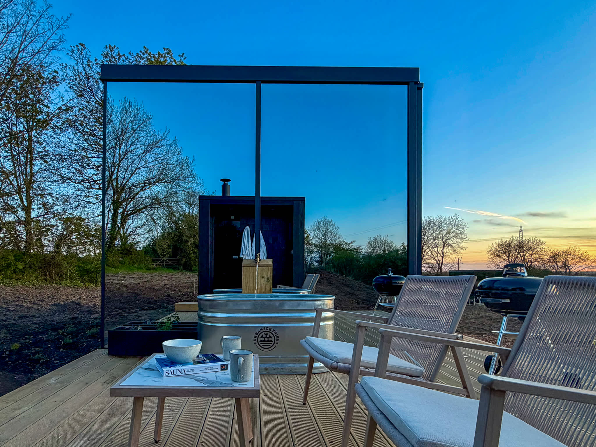 Luxury Mirrored Cabin with Sauna & Plunge Pool