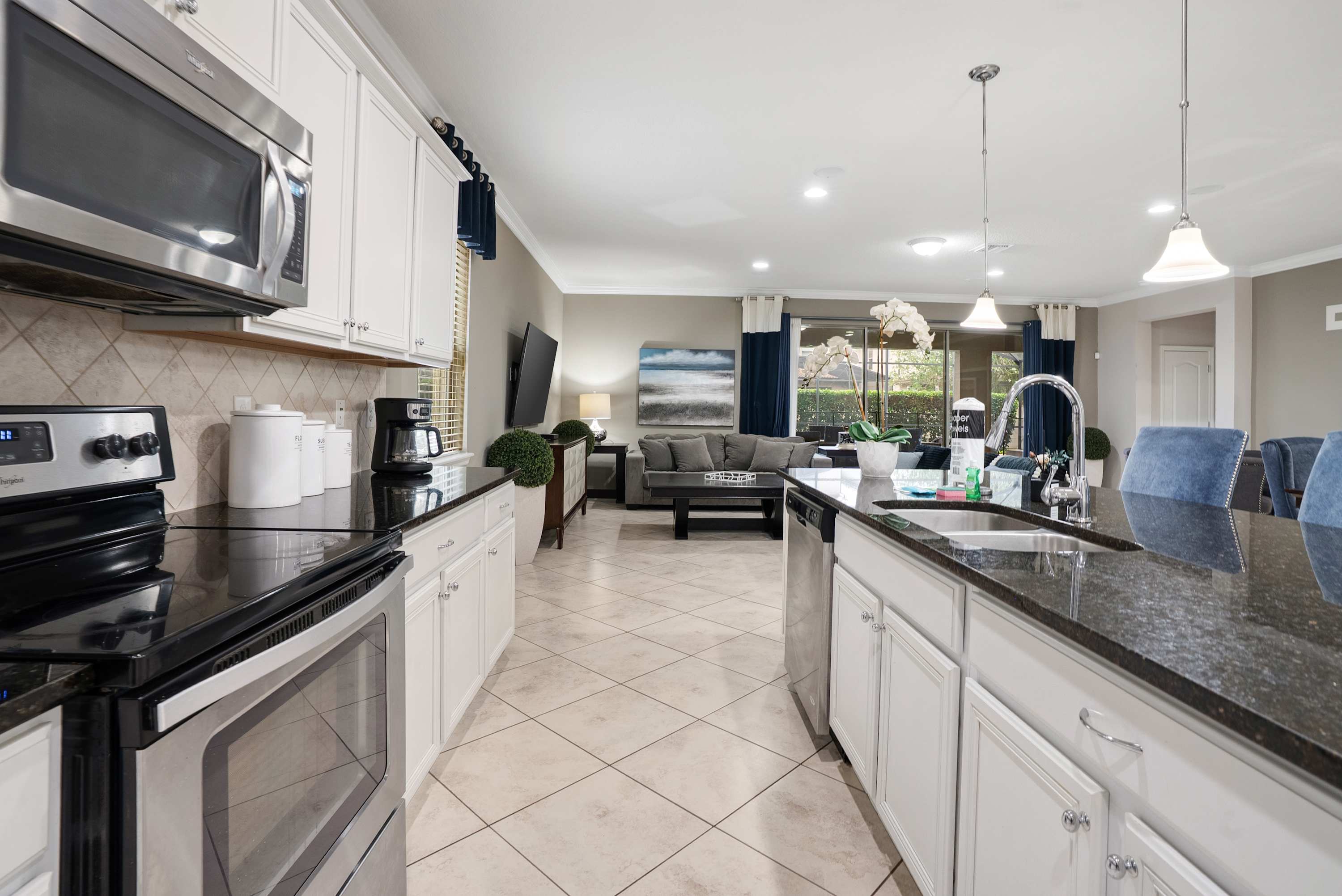 6BR family retreat w/ private pool & grill