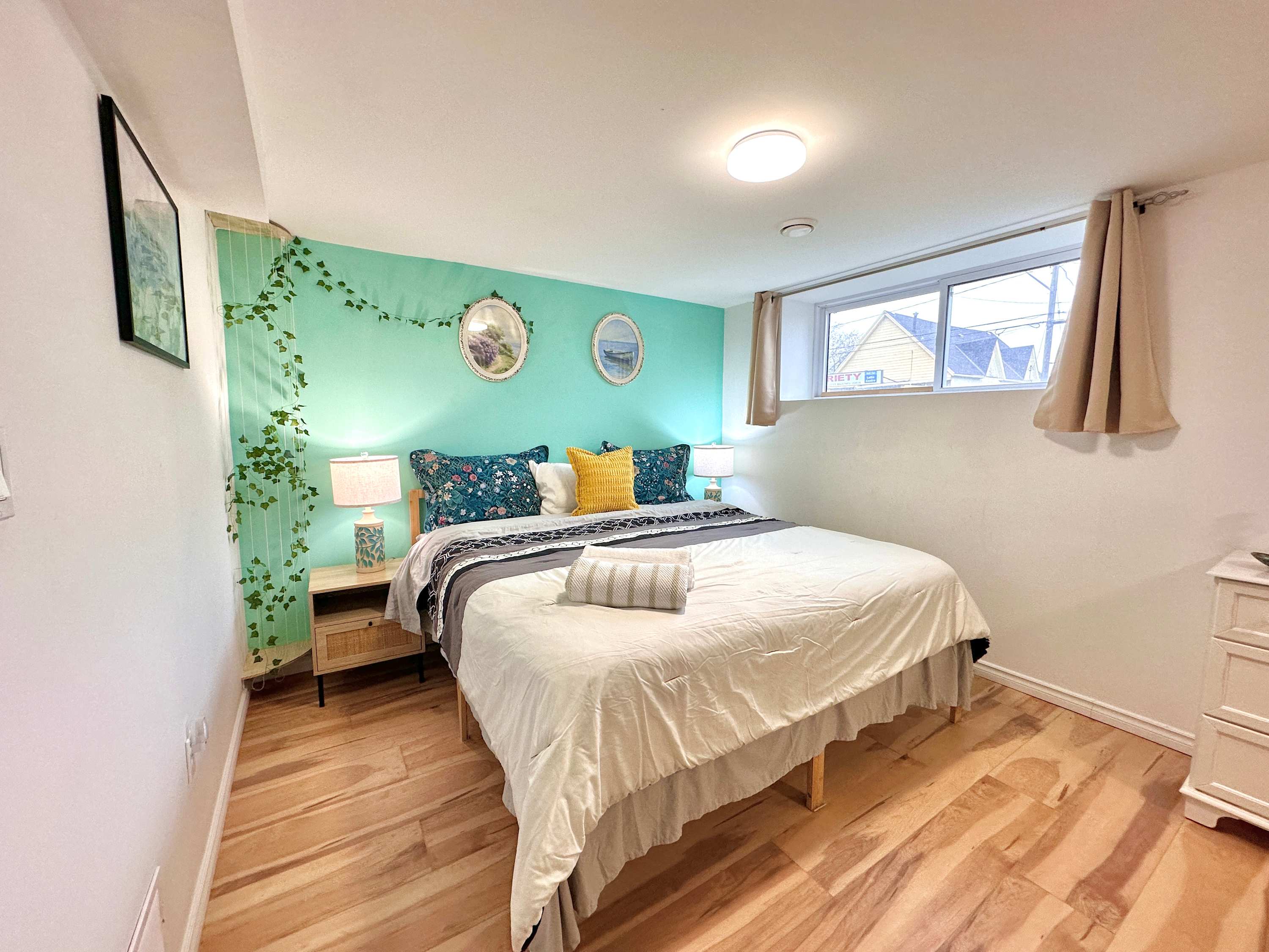 King Bed 1br Plus Den Near Nickel Beach And Marina - Port Colborne