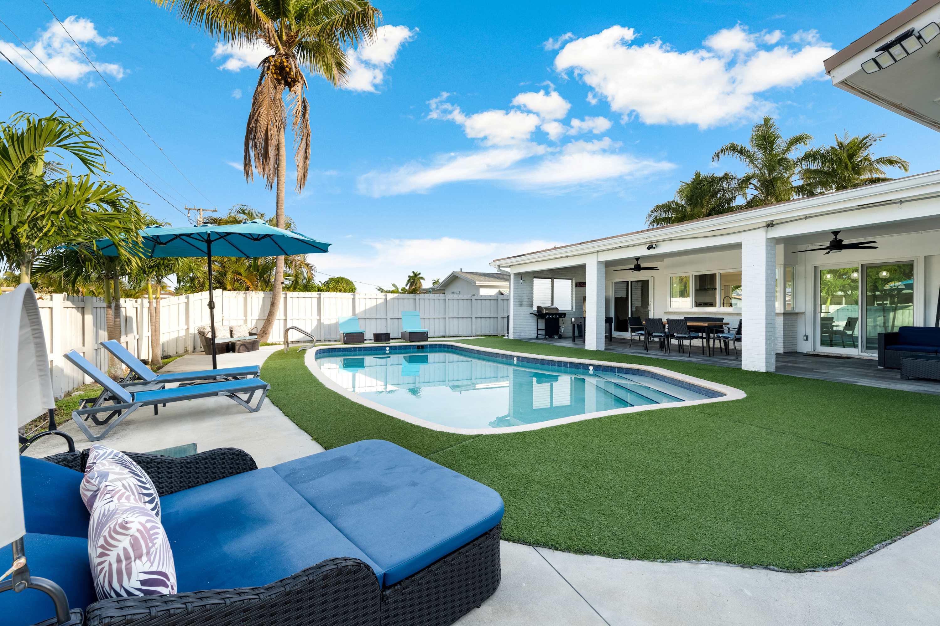 Ivory House- Private Retreat with Pool Near Beach