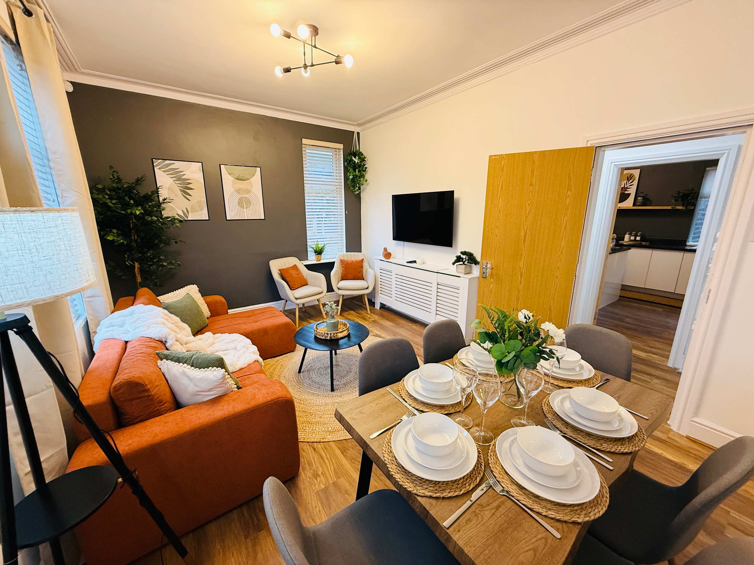 Spacious House with Games Room & Free Parking
