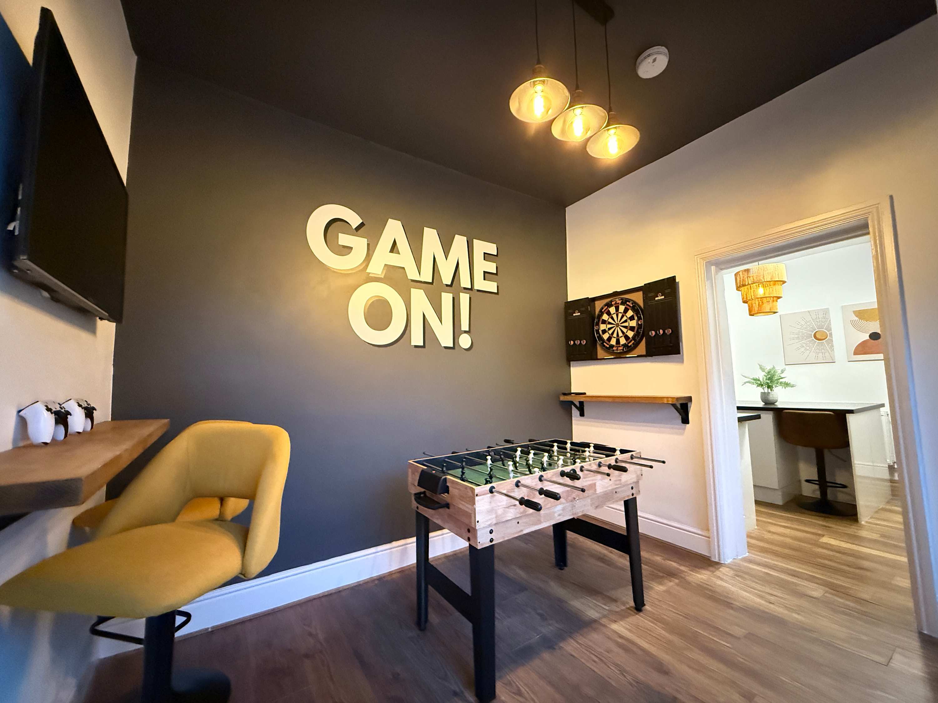 Spacious House with Games Room & Free Parking