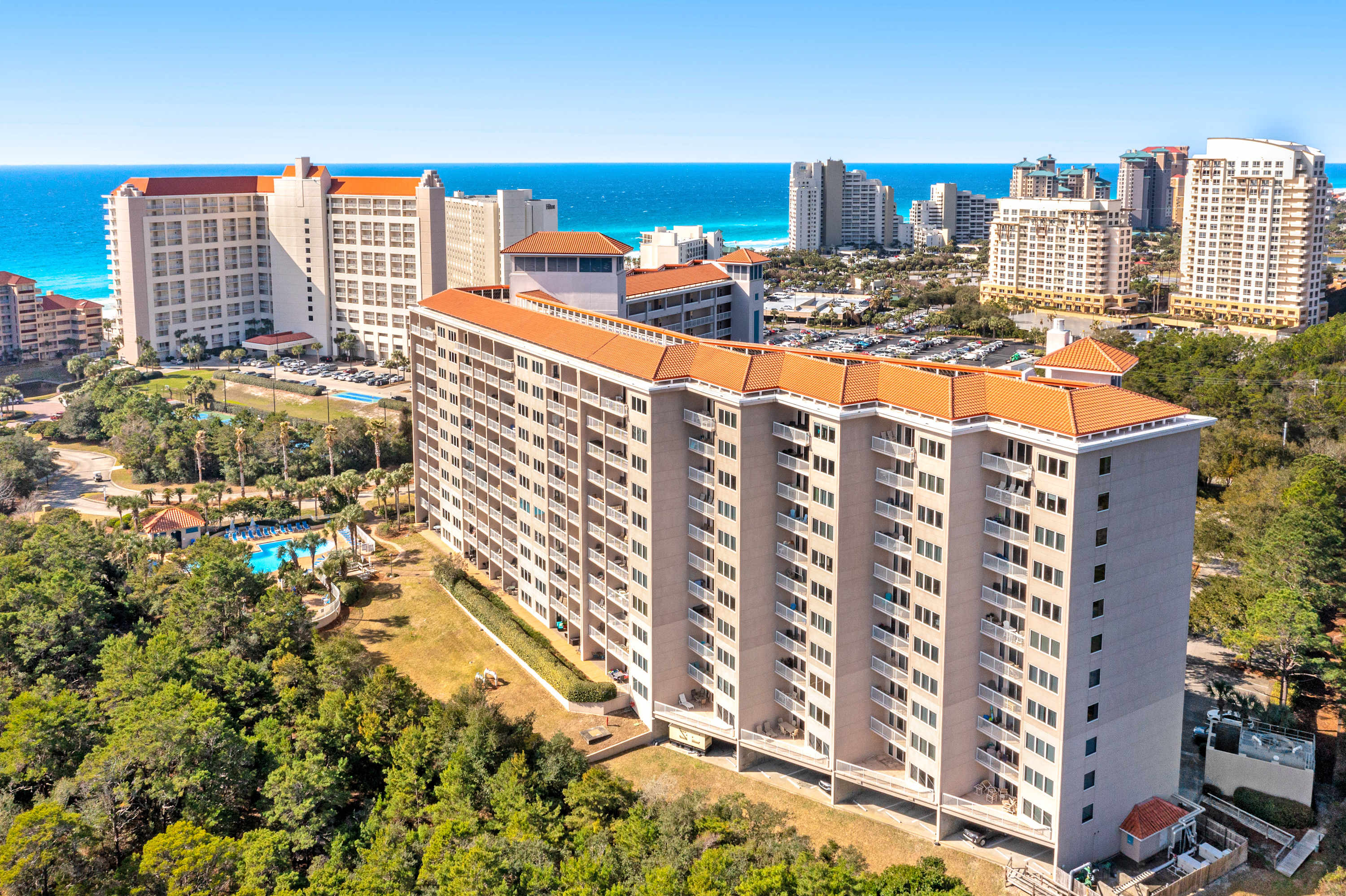 3BR condo w/gulf views & resort pools 2
