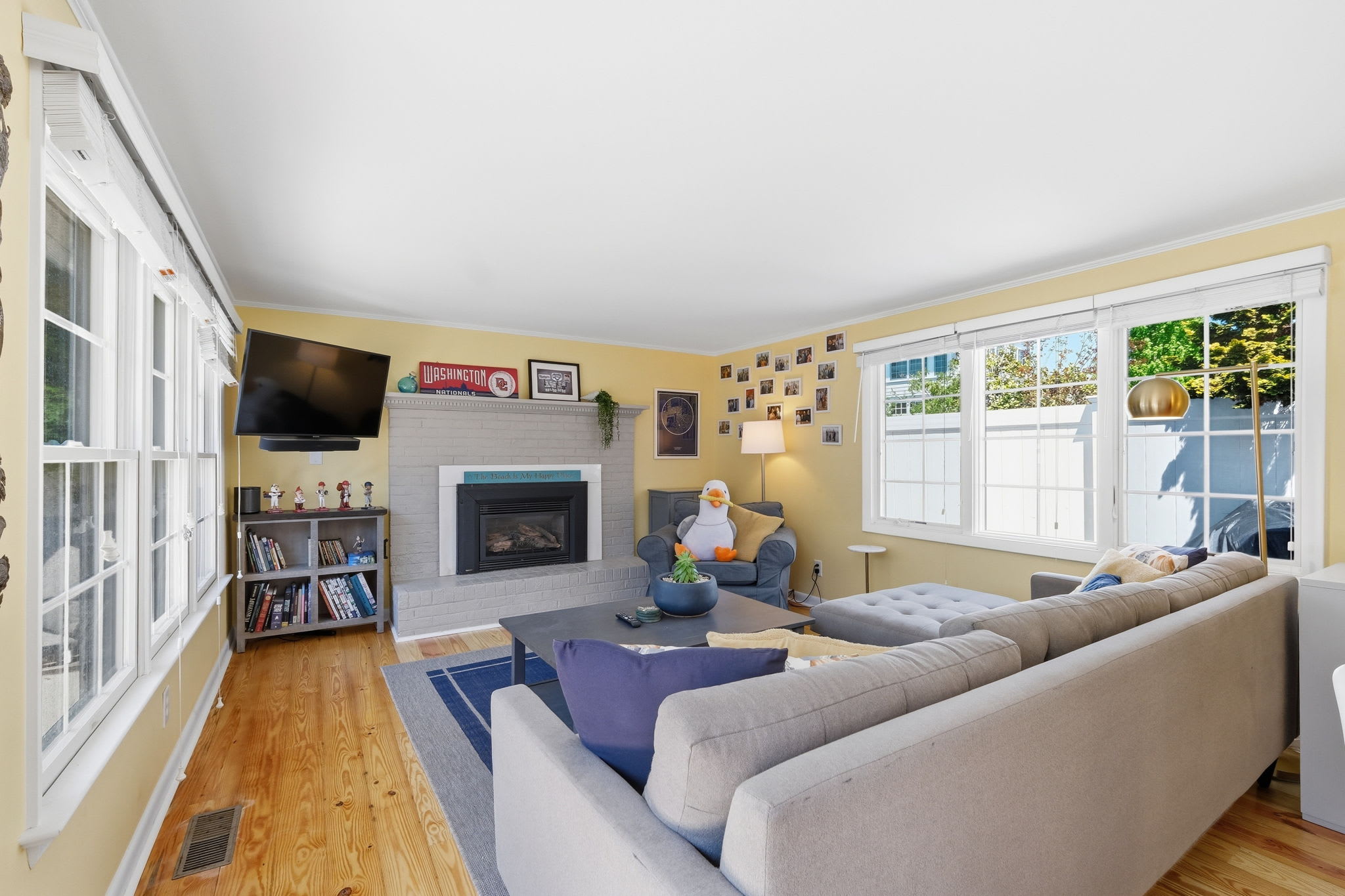 3BR with POOL, Hot Tub, 2 baths, open kitchen, pkg