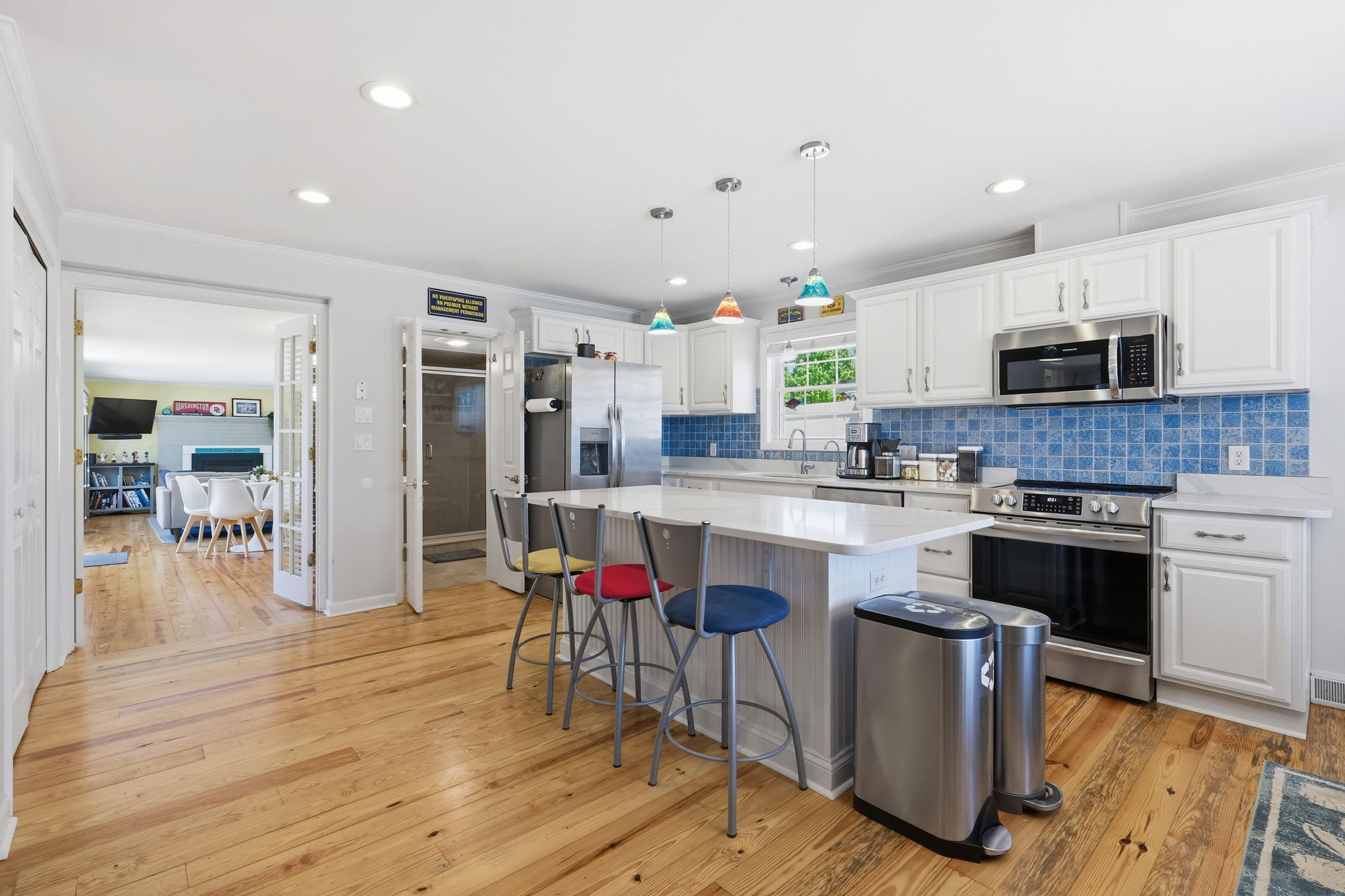 3BR with POOL, Hot Tub, 2 baths, open kitchen, pkg