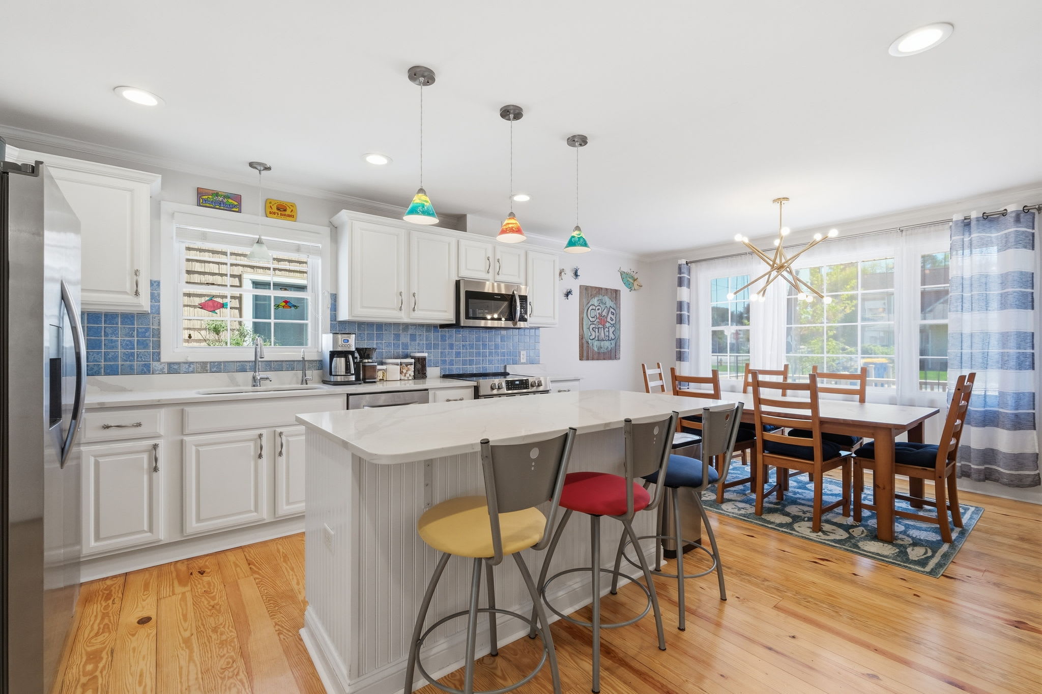 3BR with POOL, Hot Tub, 2 baths, open kitchen, pkg