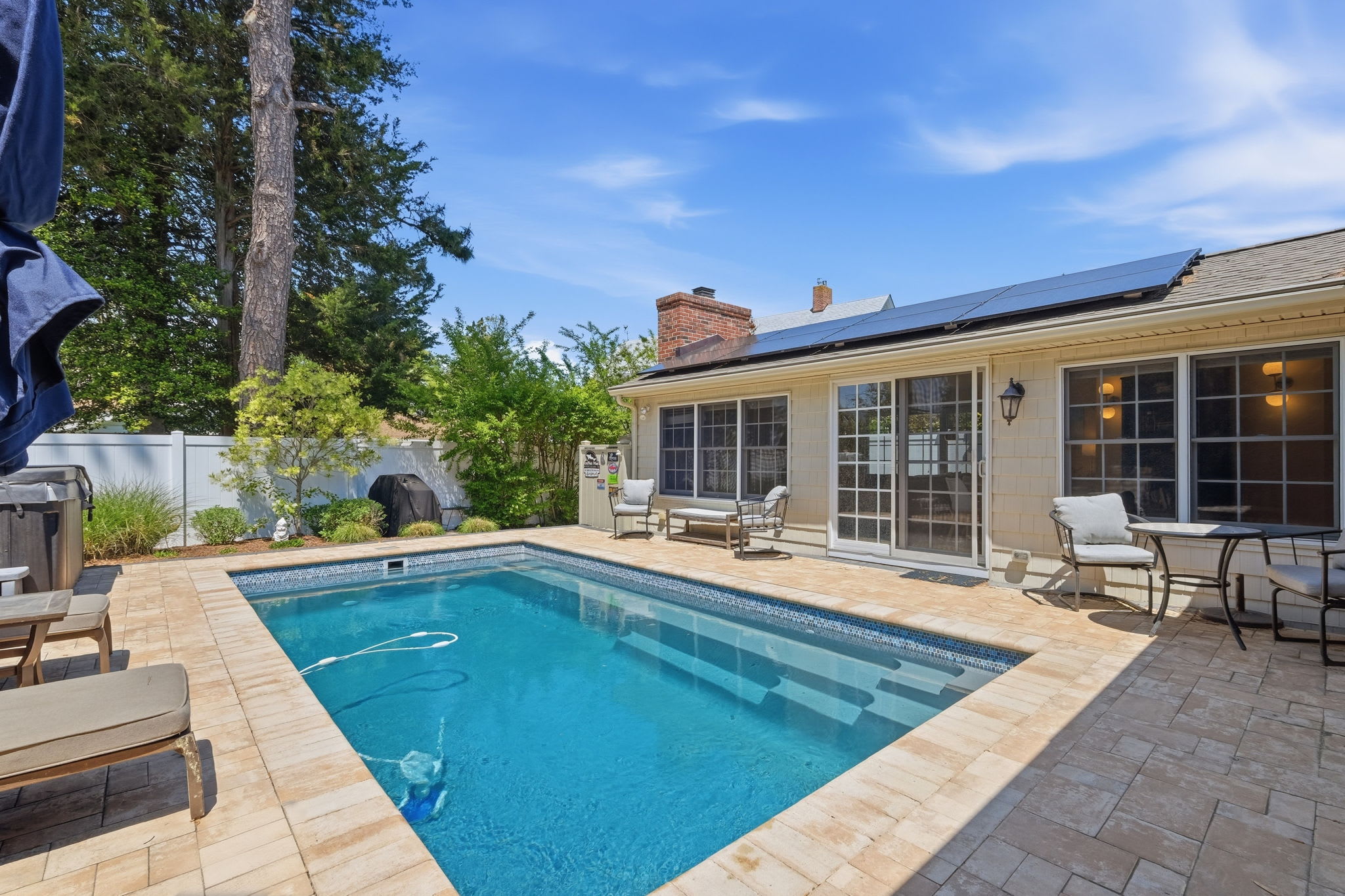 3BR with POOL, Hot Tub, 2 baths, open kitchen, pkg