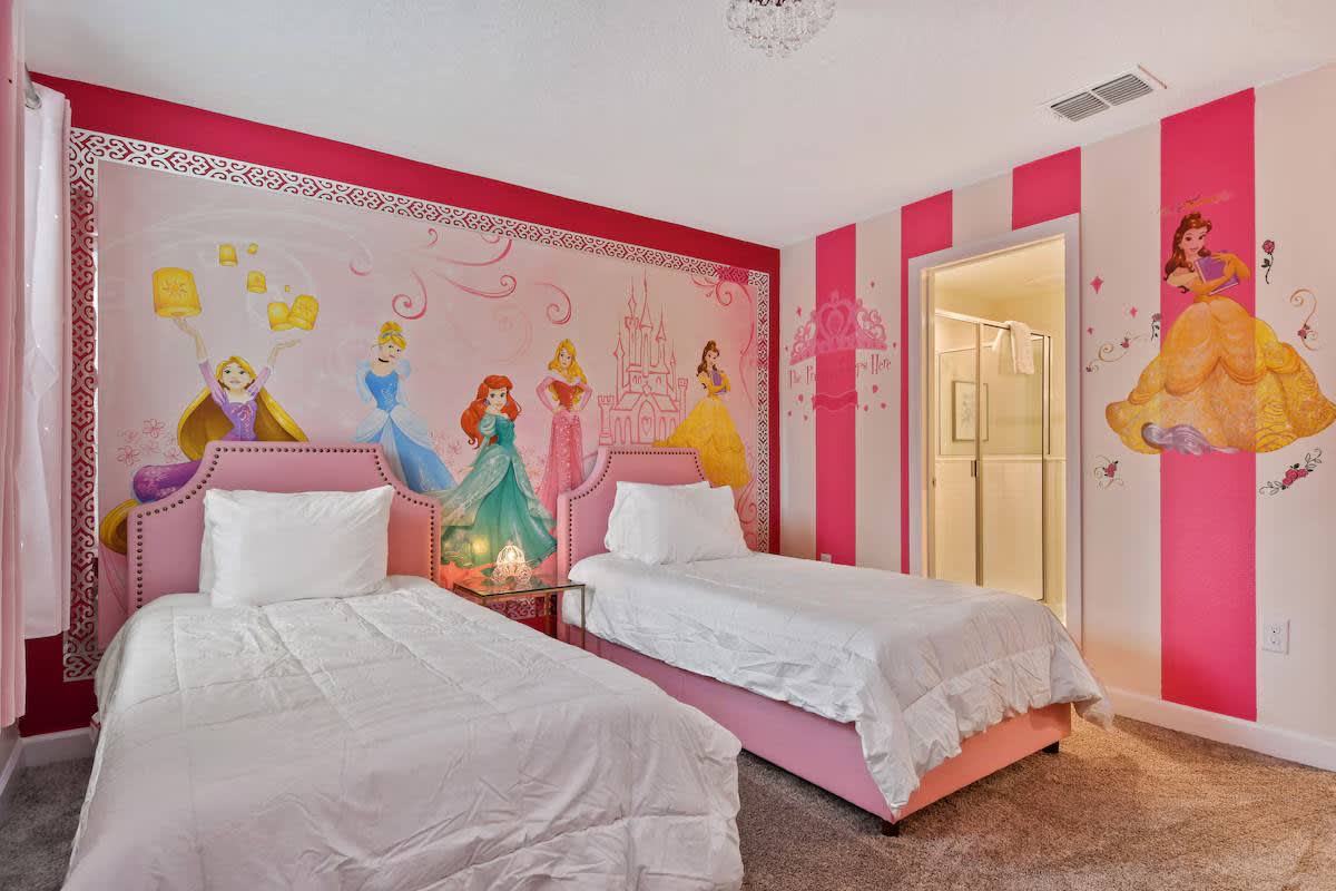 Spacious villa w/pool & waterpark access