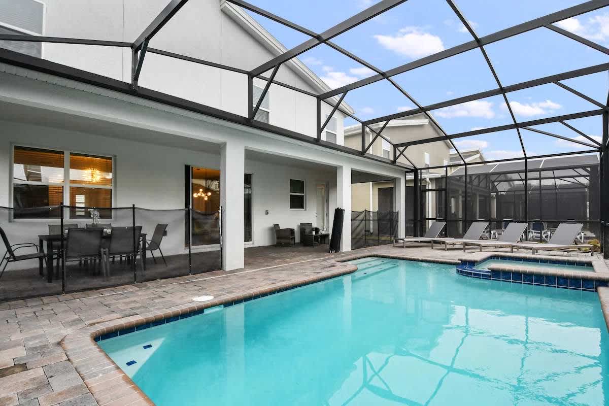 Spacious villa w/pool & waterpark access