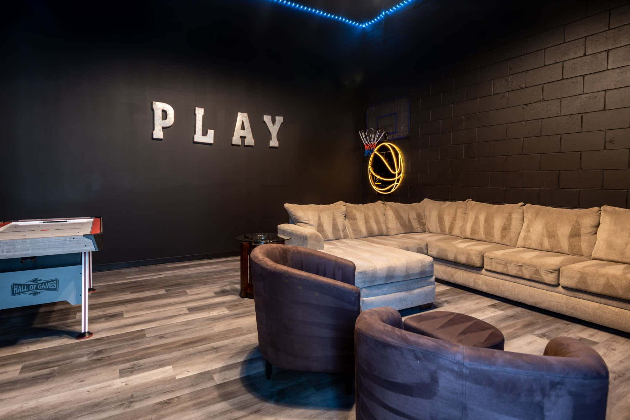 Spacious villa w/pool & game room