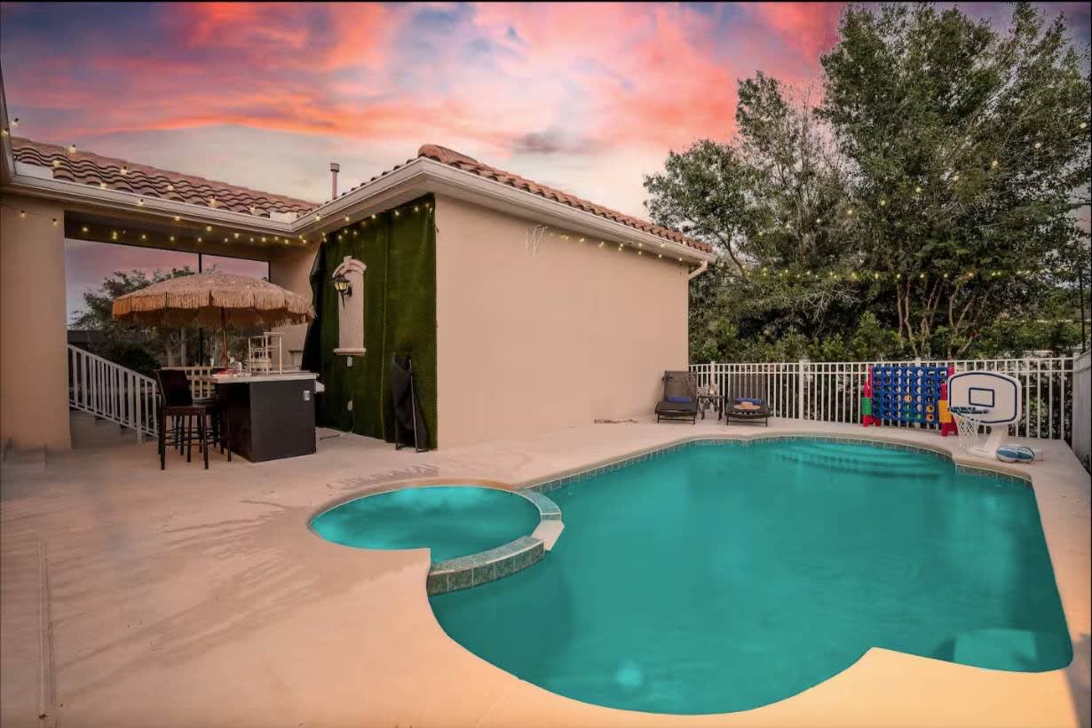 Spacious villa w/pool & game room