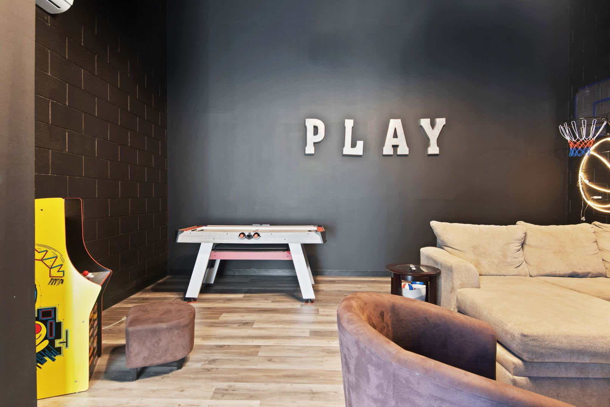 Spacious villa w/pool & game room