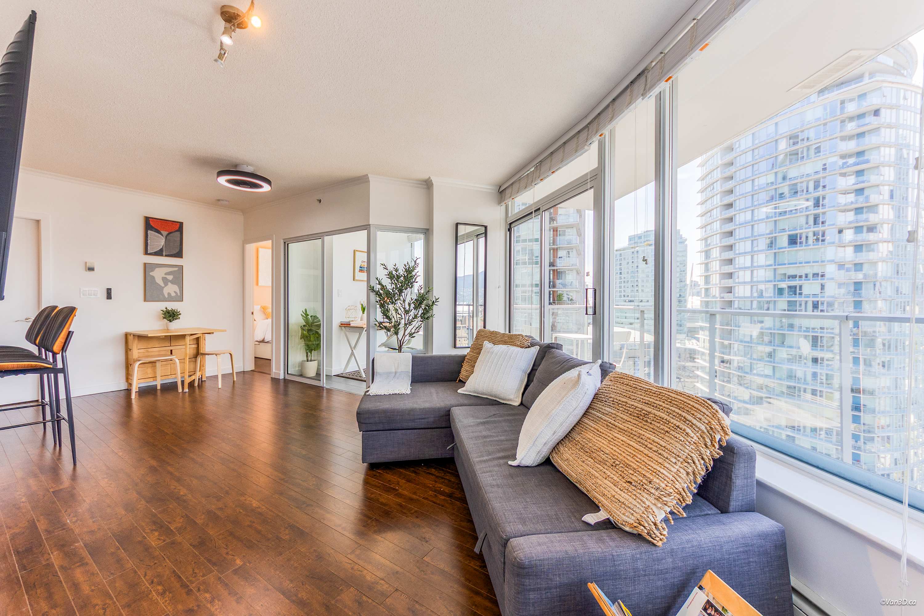 Stylish Downtown Vancouver 2BR + Free Parking | Prime Location