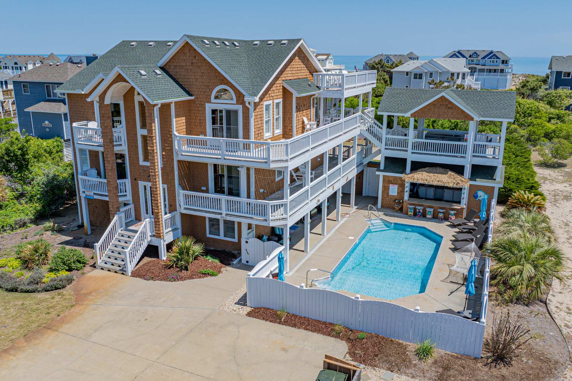 7BR with Heated Pool, Volleyball, Steps to Beach! in Corolla, NC