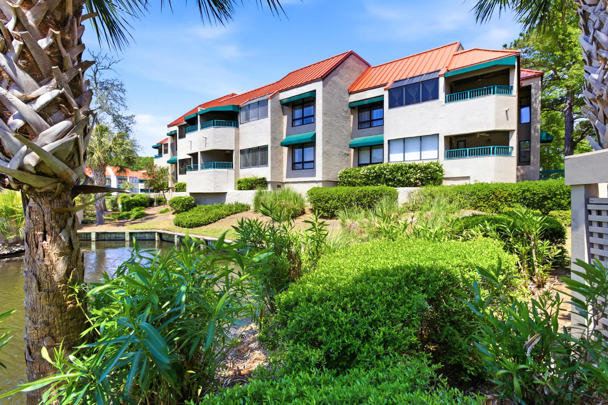 Palm-fringed walkways and waterfront residences set the mood for a relaxing Lowcountry stay.