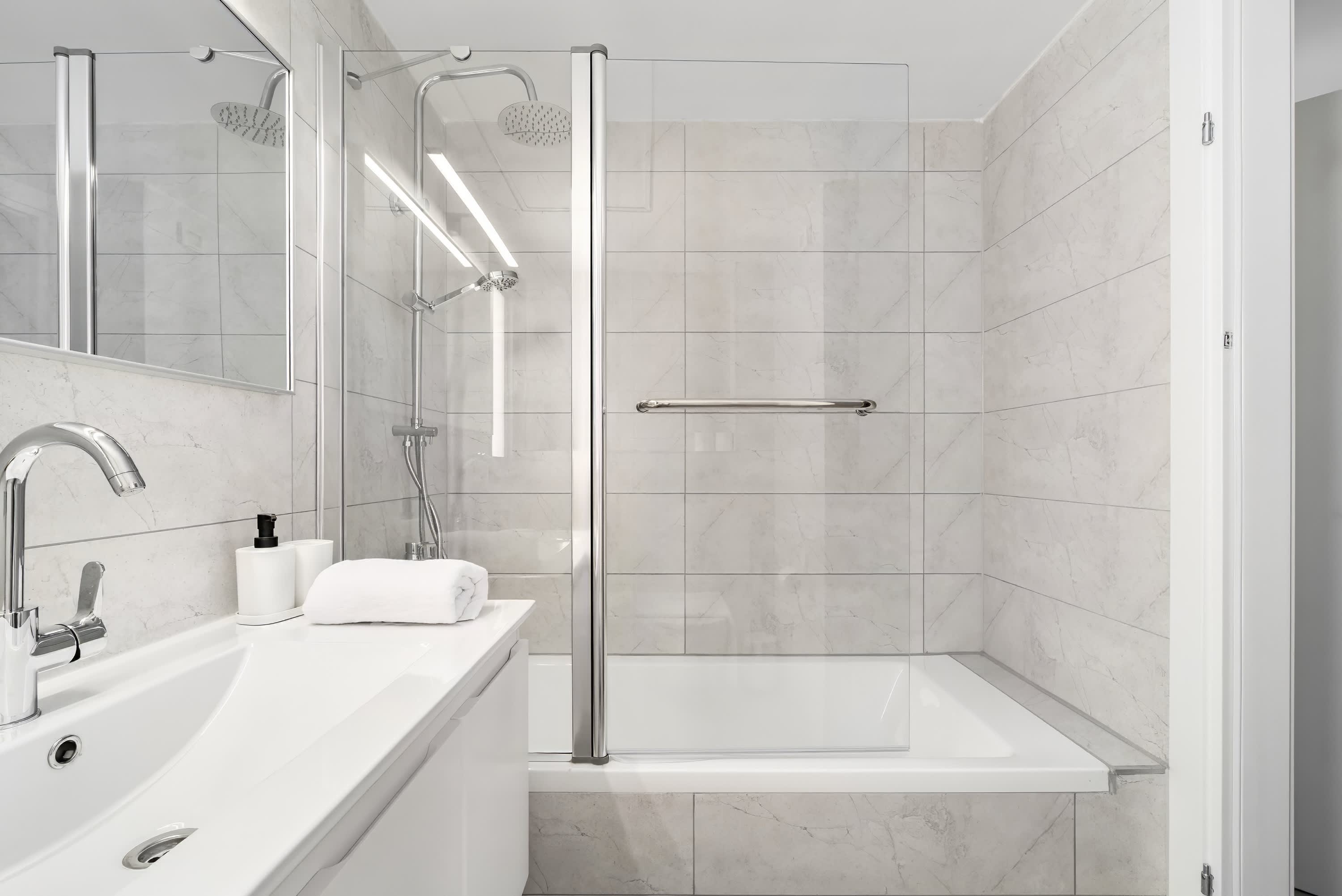 Spacious 4BR w Balcony & Mamad l Bldg Renovation