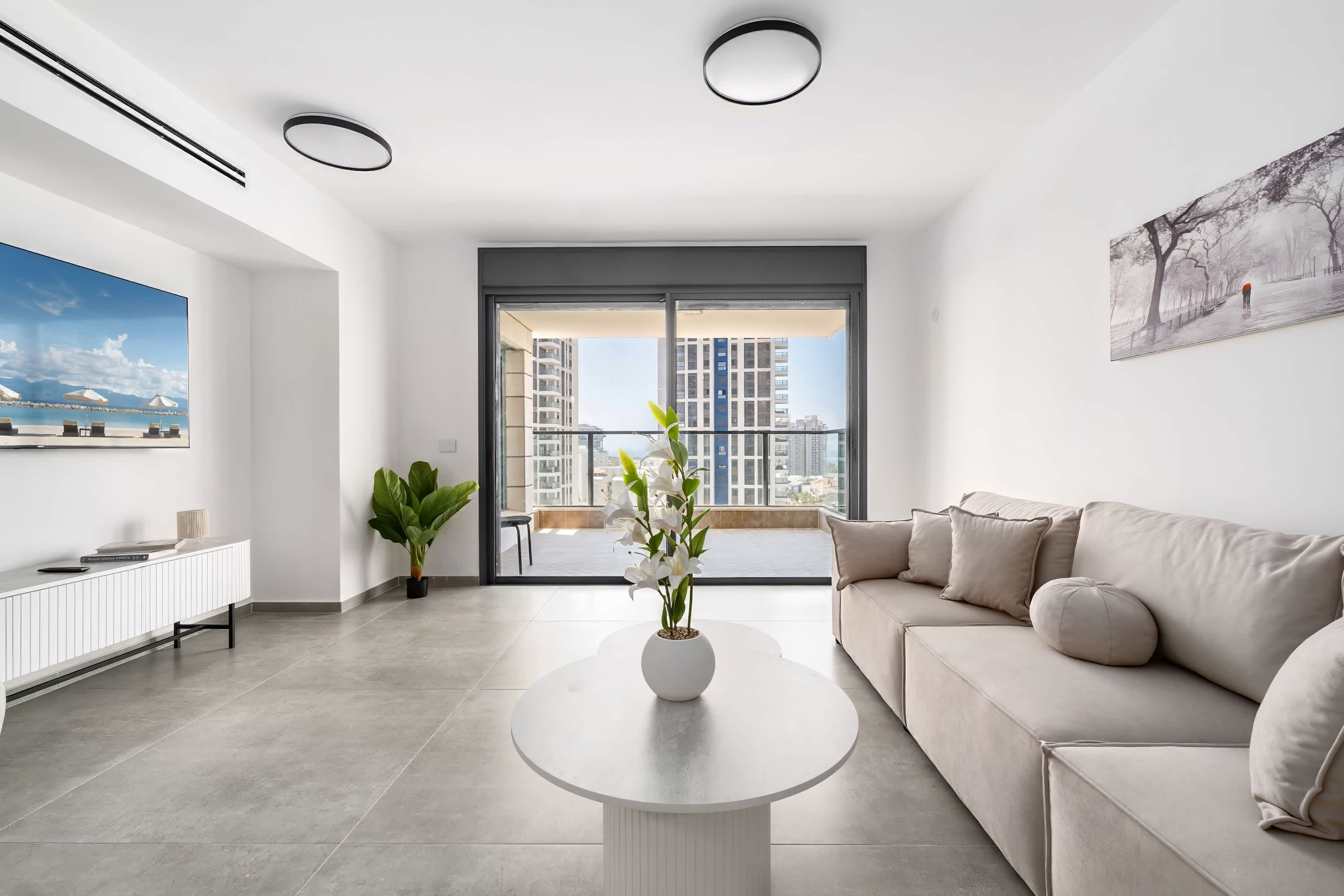 Spacious 4BR w Balcony & Mamad l Bldg Renovation — Bat Yam, Central District — vacation rental