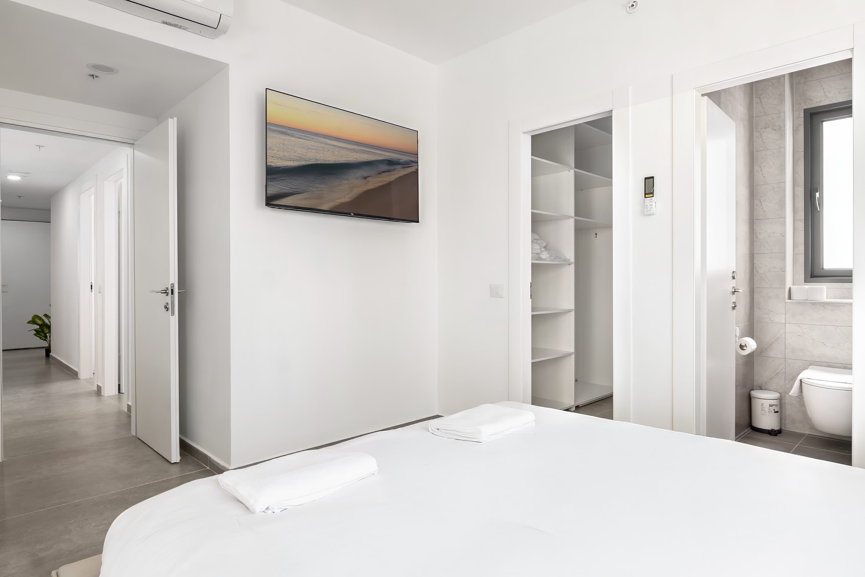 Spacious 4BR w Balcony & Mamad l Bldg Renovation