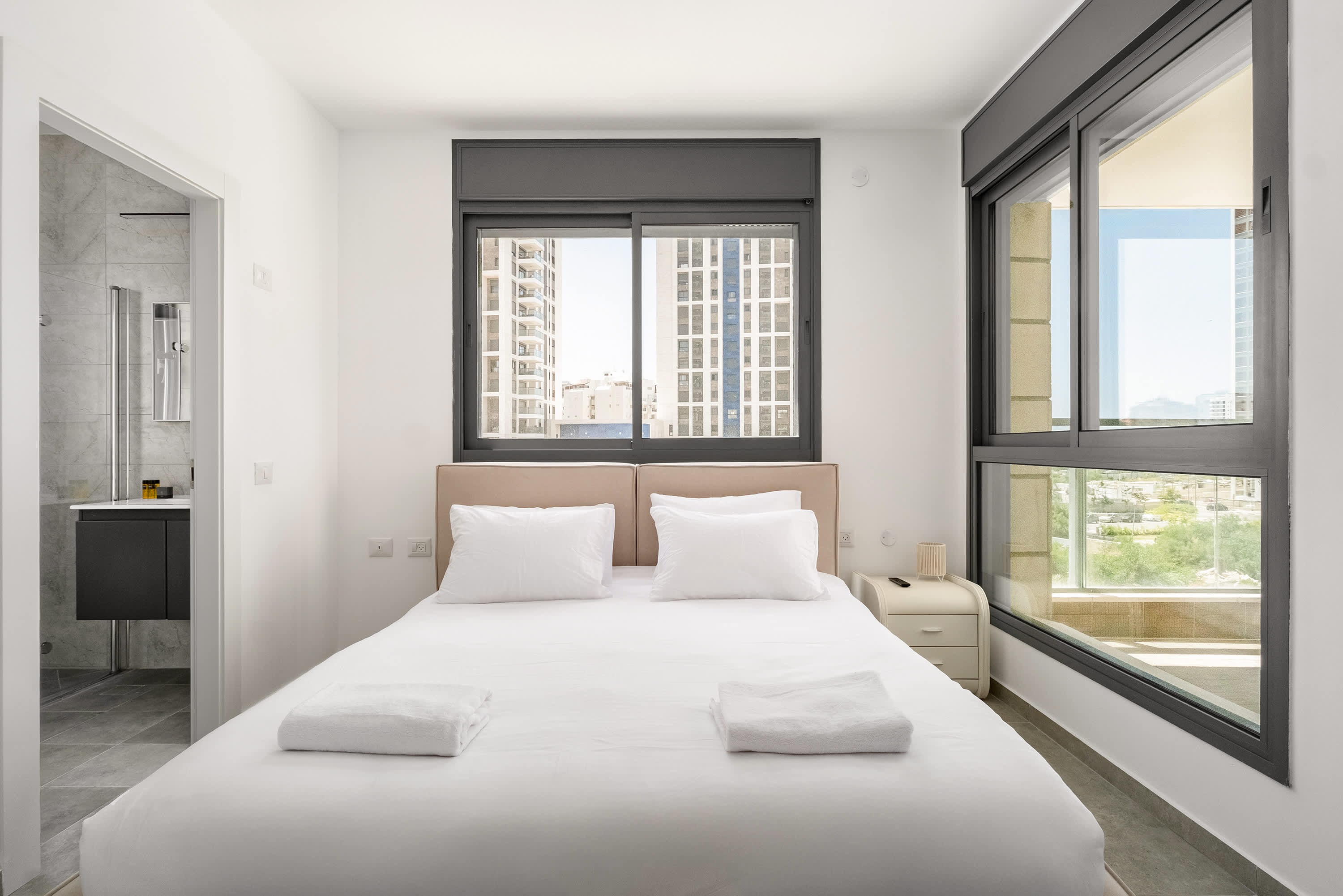 Modern 4BR Apt l Balcony l Mamad l Bldg Renovation