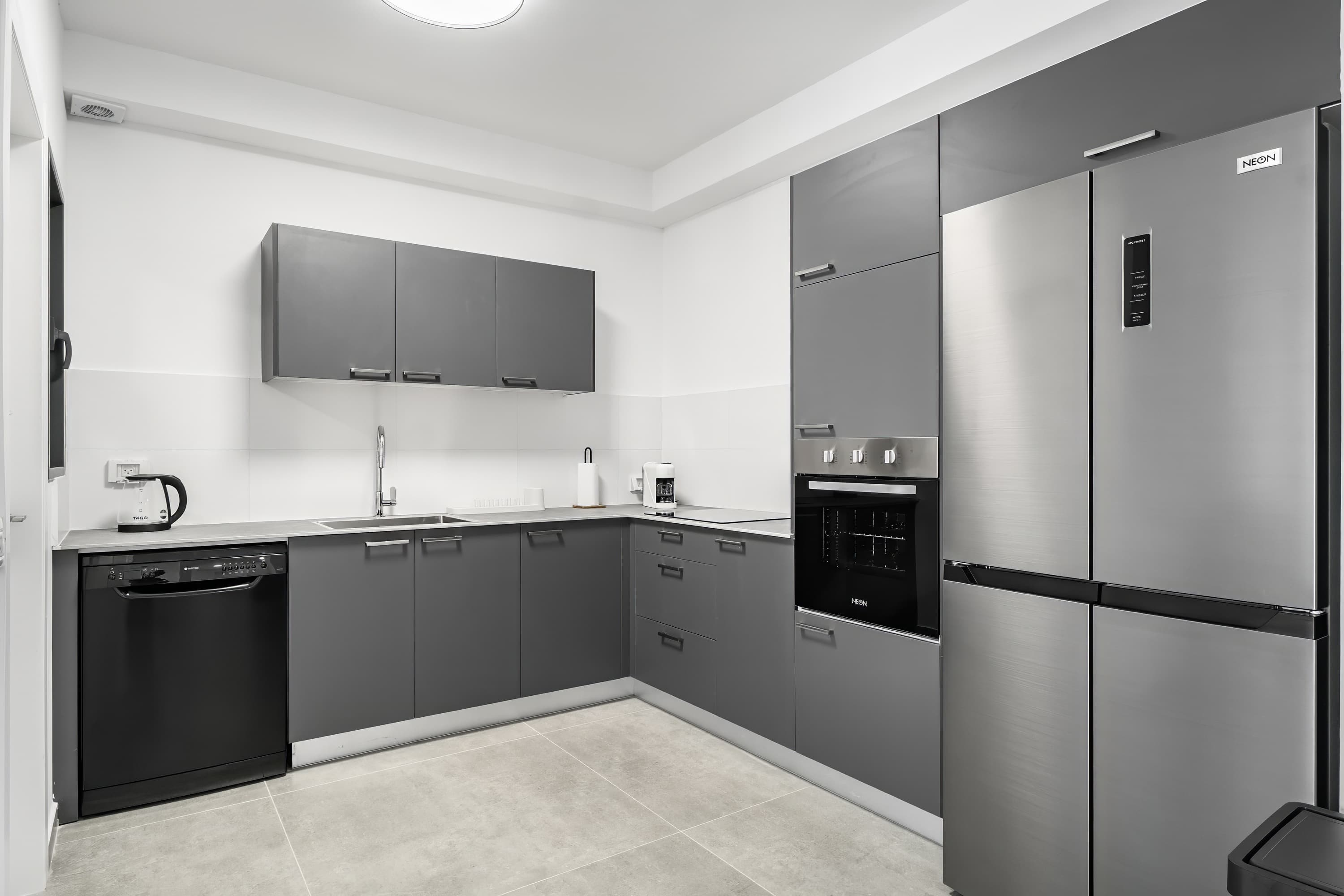 Modern 4BR Apt l Balcony l Mamad l Bldg Renovation