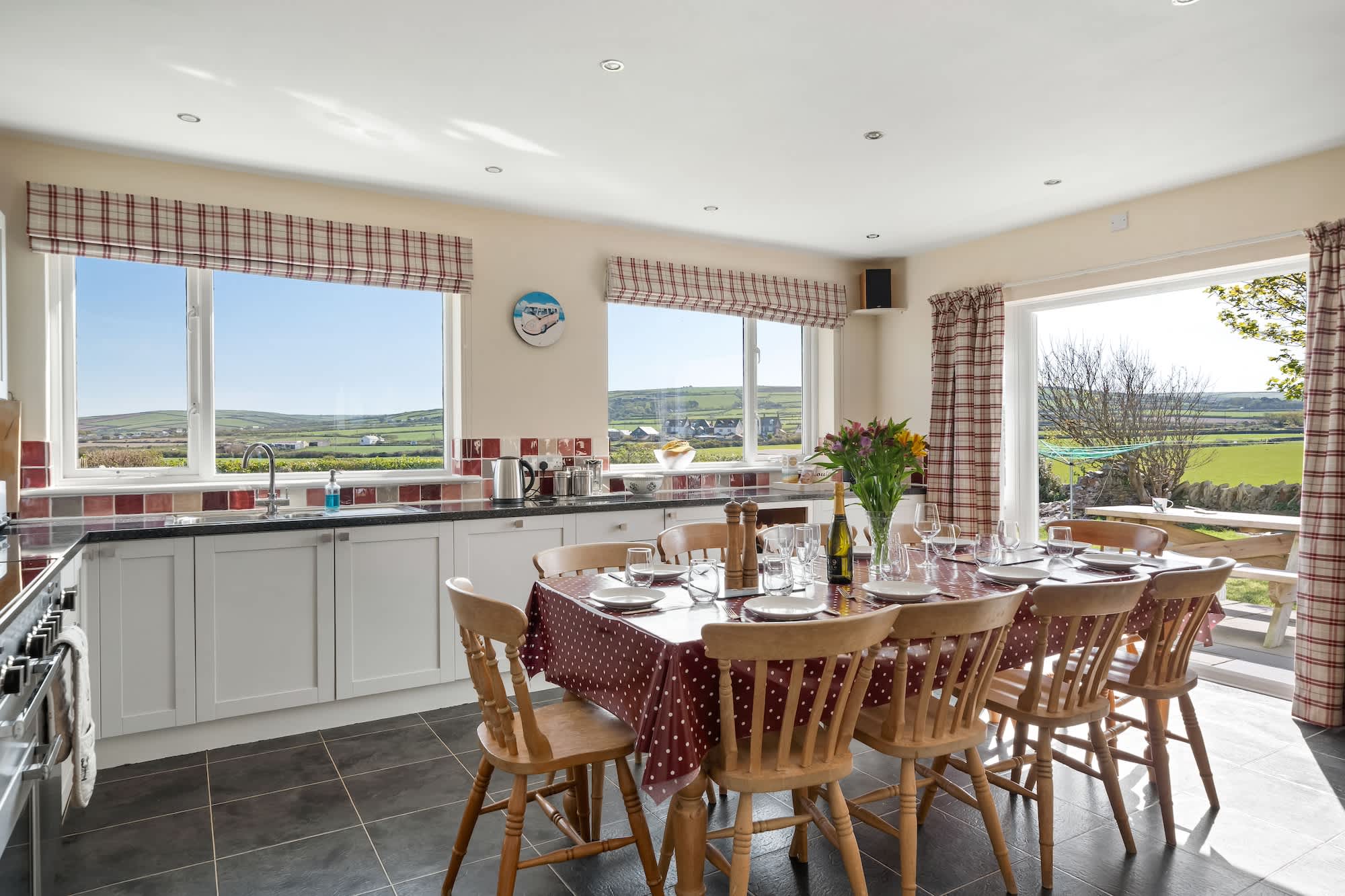 Spacious Home, Private Parking & Garden, Tintagel