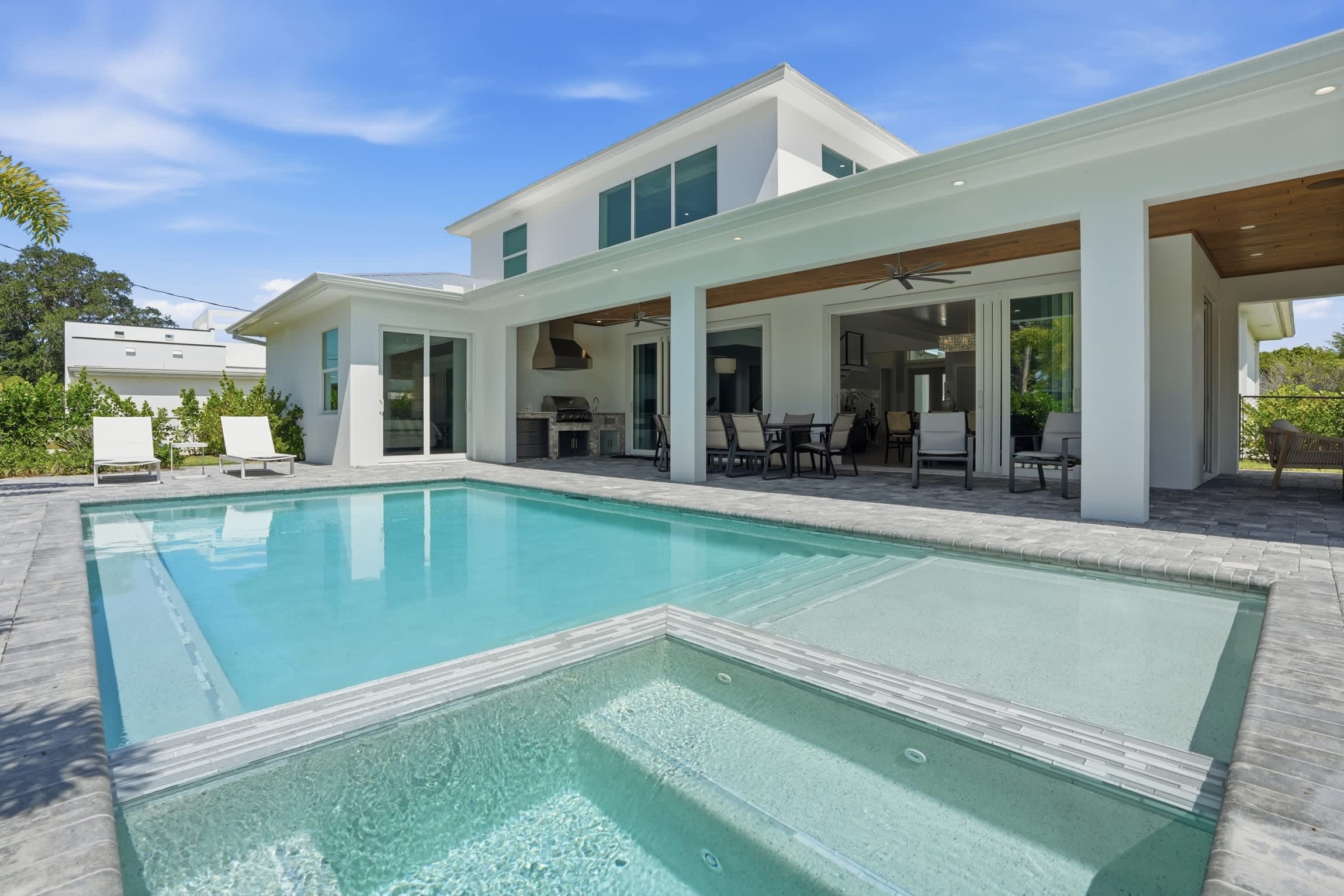 Central Naples Luxury Pool Spa Prime Location | Photo 4