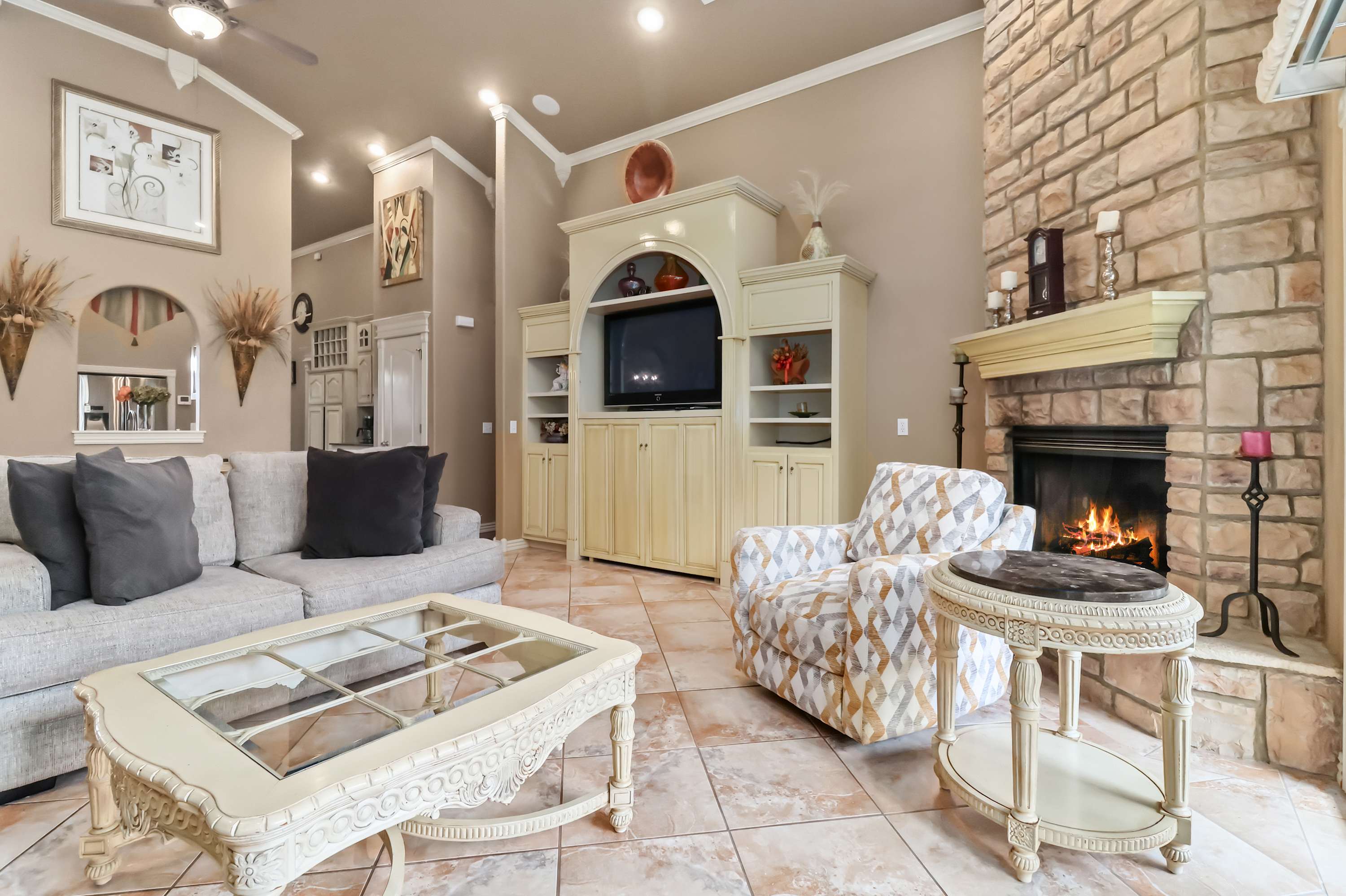 Spacious Living Areas And Large Outdoor Space - Charming Family Haven - Springdale, AR
