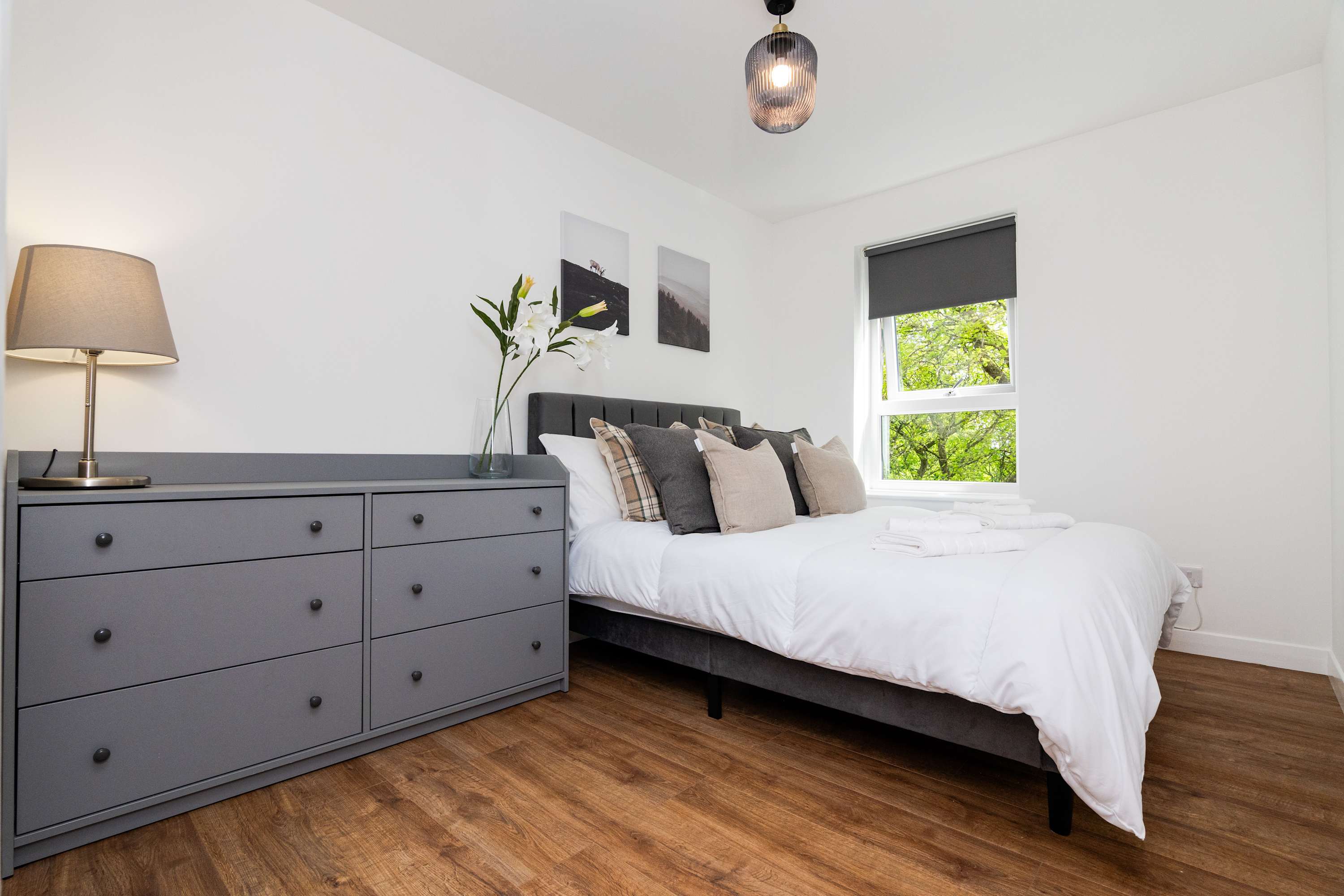 Spacious 2BR - Parking Near Edinburgh City Centre serviced apartment - UK - VivreStays