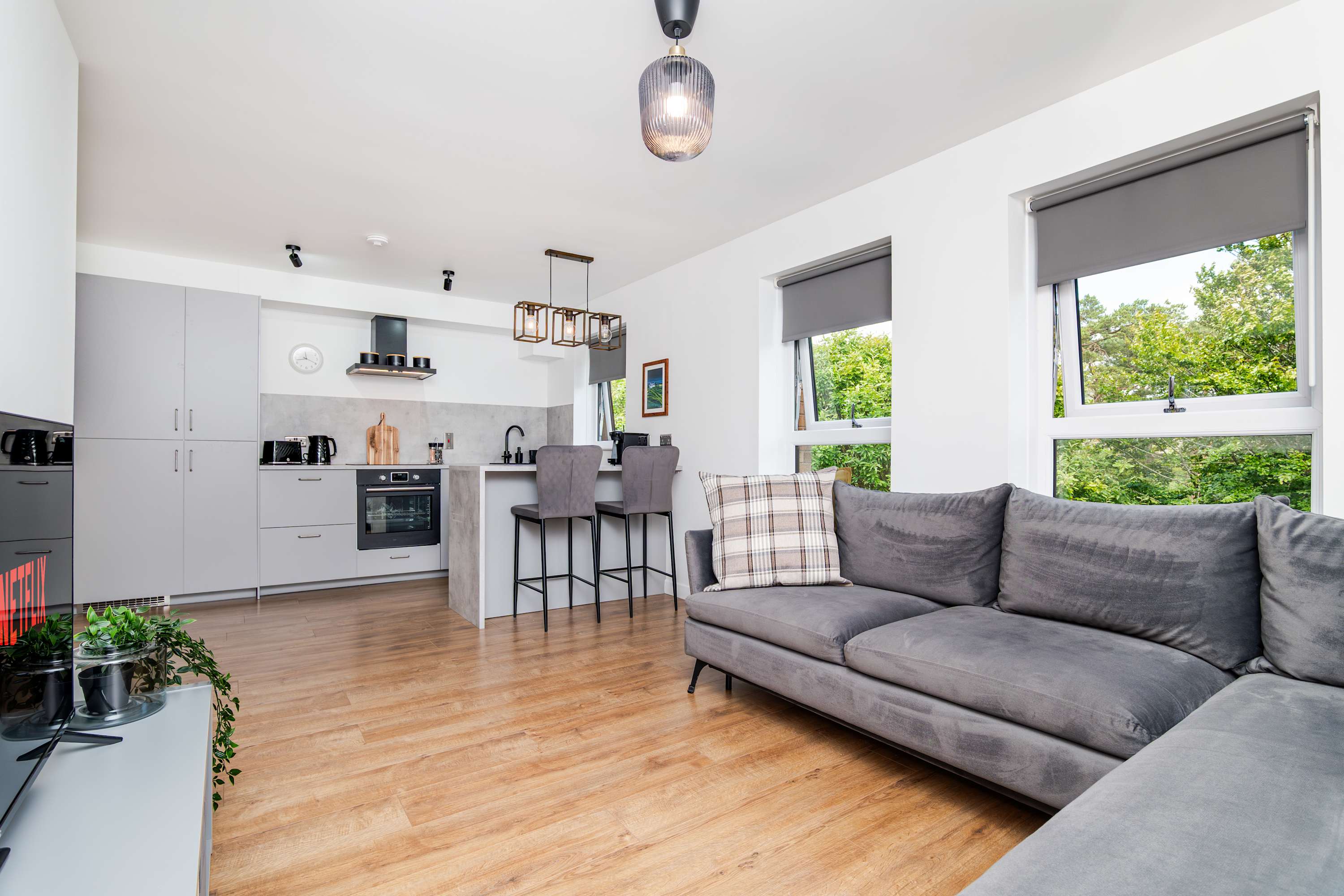 View Spacious 2BR - Parking Near Edinburgh City Centre in Liberton Gardens EH16 6ND Spacious 2BR - Parking Near Edinburgh City Centre in Liberton Gardens EH16 6ND - Property image 2 - VivreStays