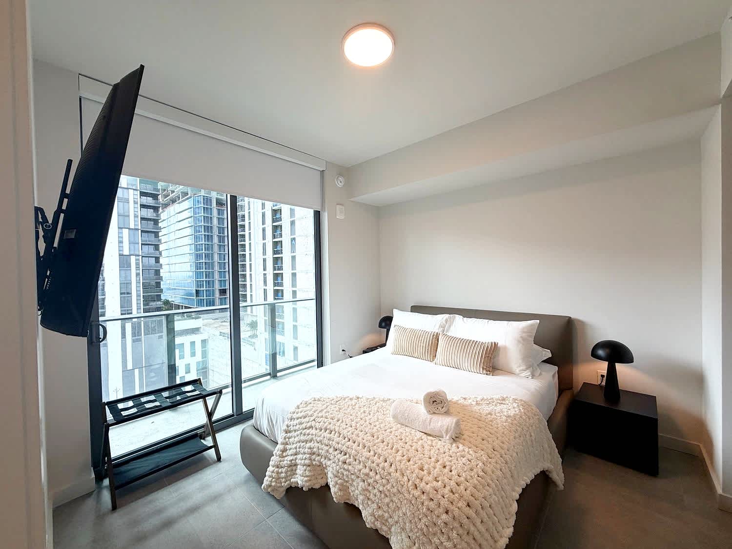 Near Bayfront Park Condo - Pool & Gym