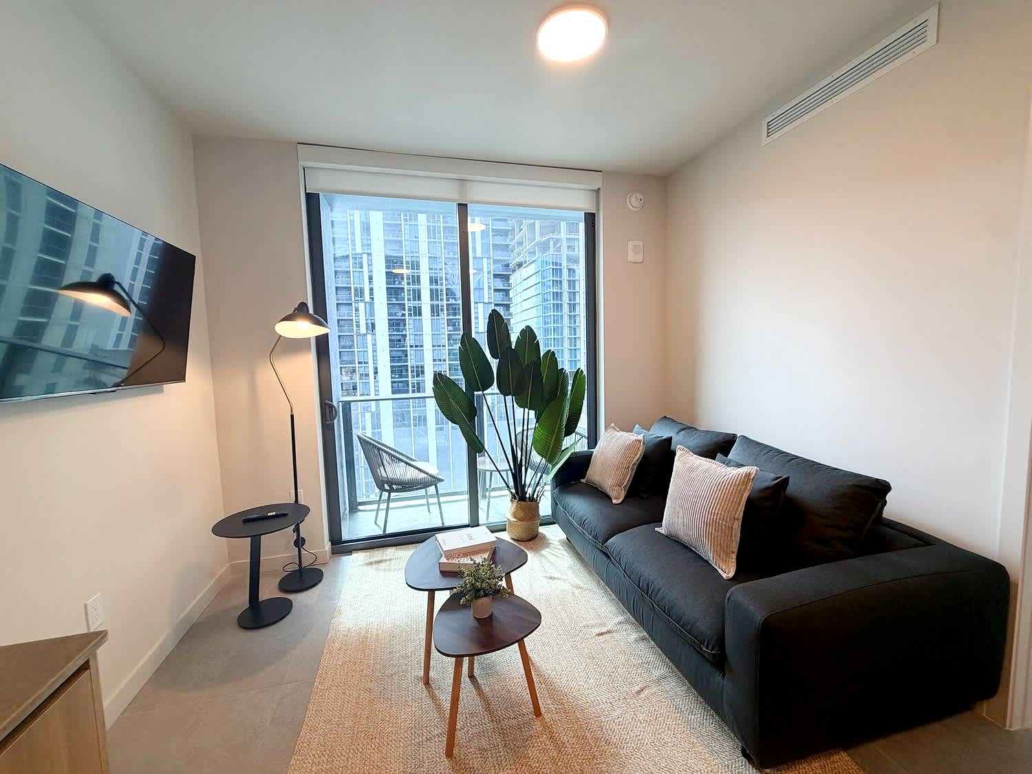 Near Bayfront Park Condo - Pool & Gym