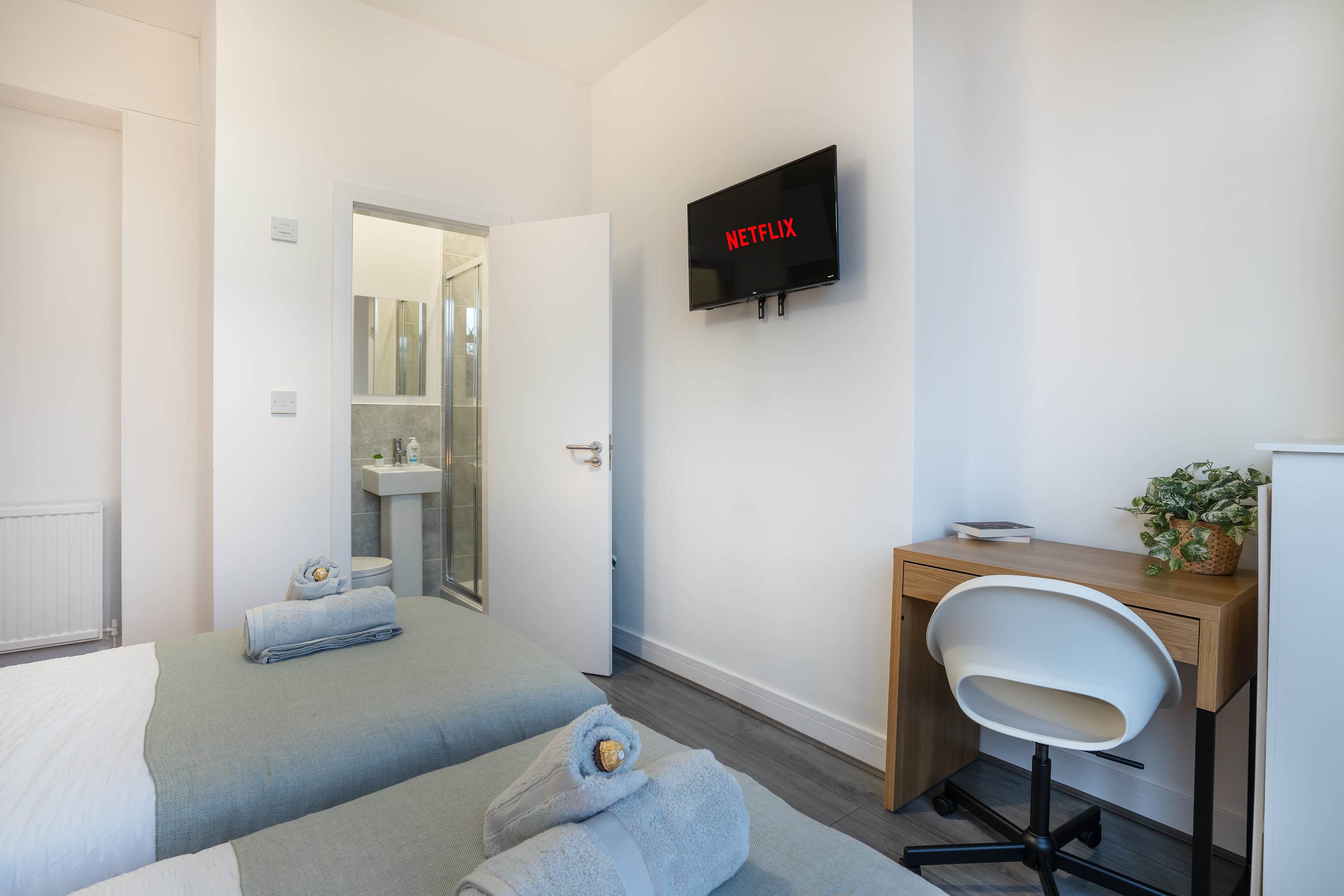 View 10 Mins BAE Systems -Contractor Stay -Free Parking in Greengate Street LA14 1BD 10 Mins BAE Systems -Contractor Stay -Free Parking in Greengate Street LA14 1BD - Property image 9 - VivreStays