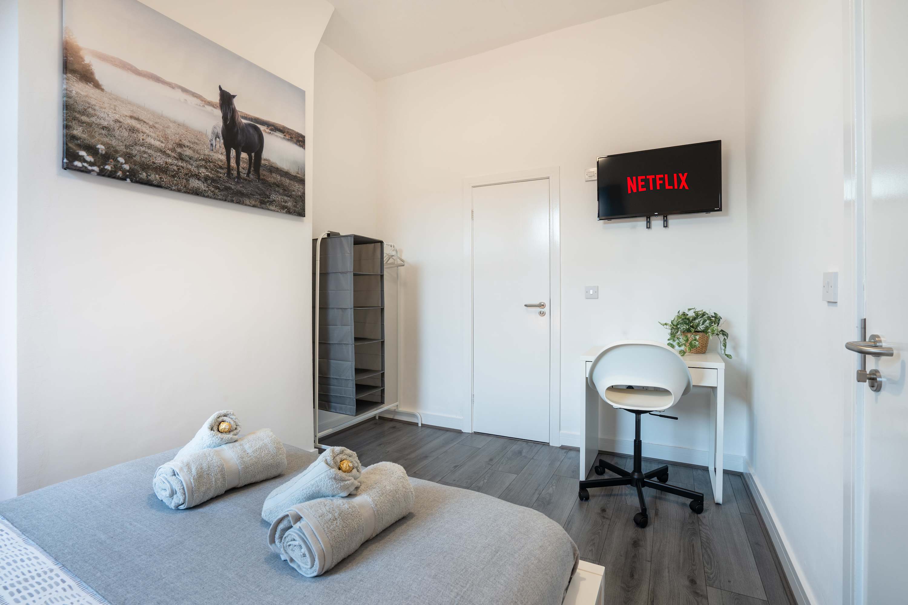 View 10 Mins BAE Systems -Contractor Stay -Free Parking in Greengate Street LA14 1BD 10 Mins BAE Systems -Contractor Stay -Free Parking in Greengate Street LA14 1BD - Property image 8 - VivreStays