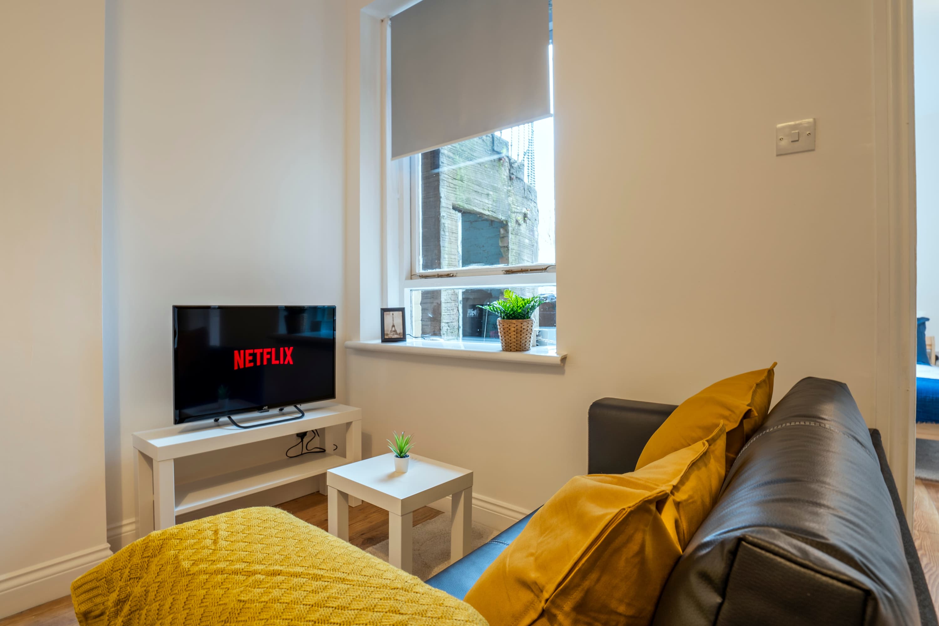 View Near Beach 2BR Ground Floor Flat-Free Parking in Kidd Street KY1 2EE Near Beach 2BR Ground Floor Flat-Free Parking in Kidd Street KY1 2EE - Property image 2 - VivreStays