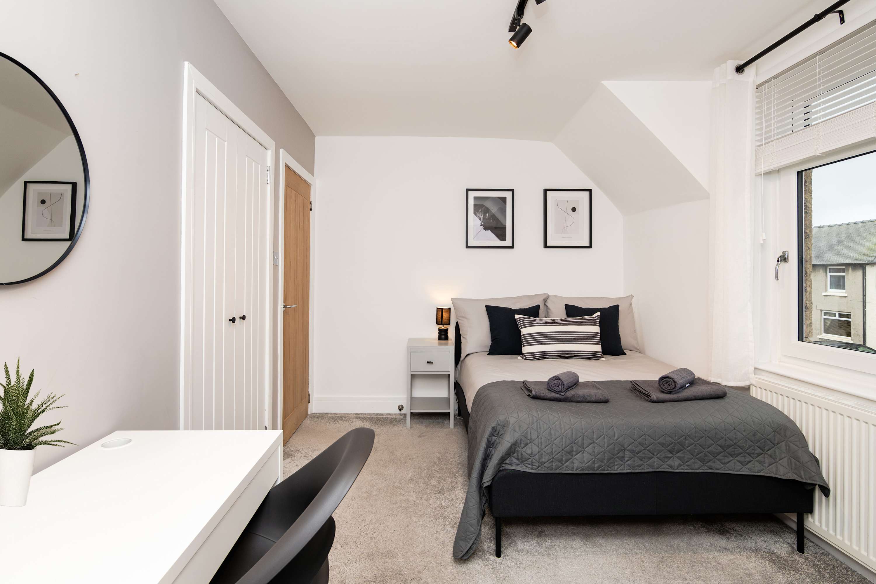 NR Edinburgh Airport & City Modern Home-Parking in Henderson Crescent 66 EH52 6EZ - Property image 4 - VivreStays