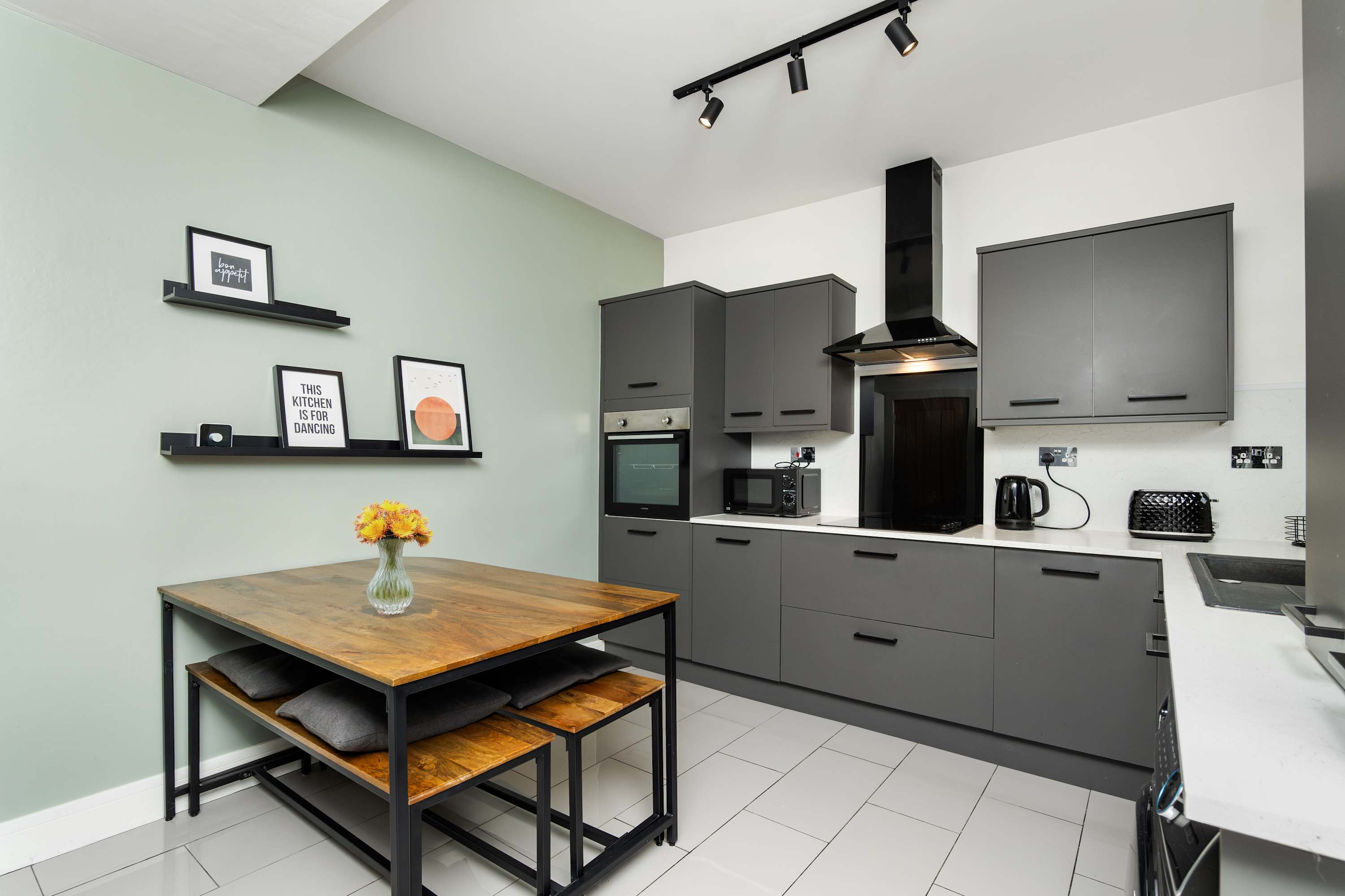 NR Edinburgh Airport & City Modern Home-Parking in Henderson Crescent 66 EH52 6EZ - Property image 6 - VivreStays