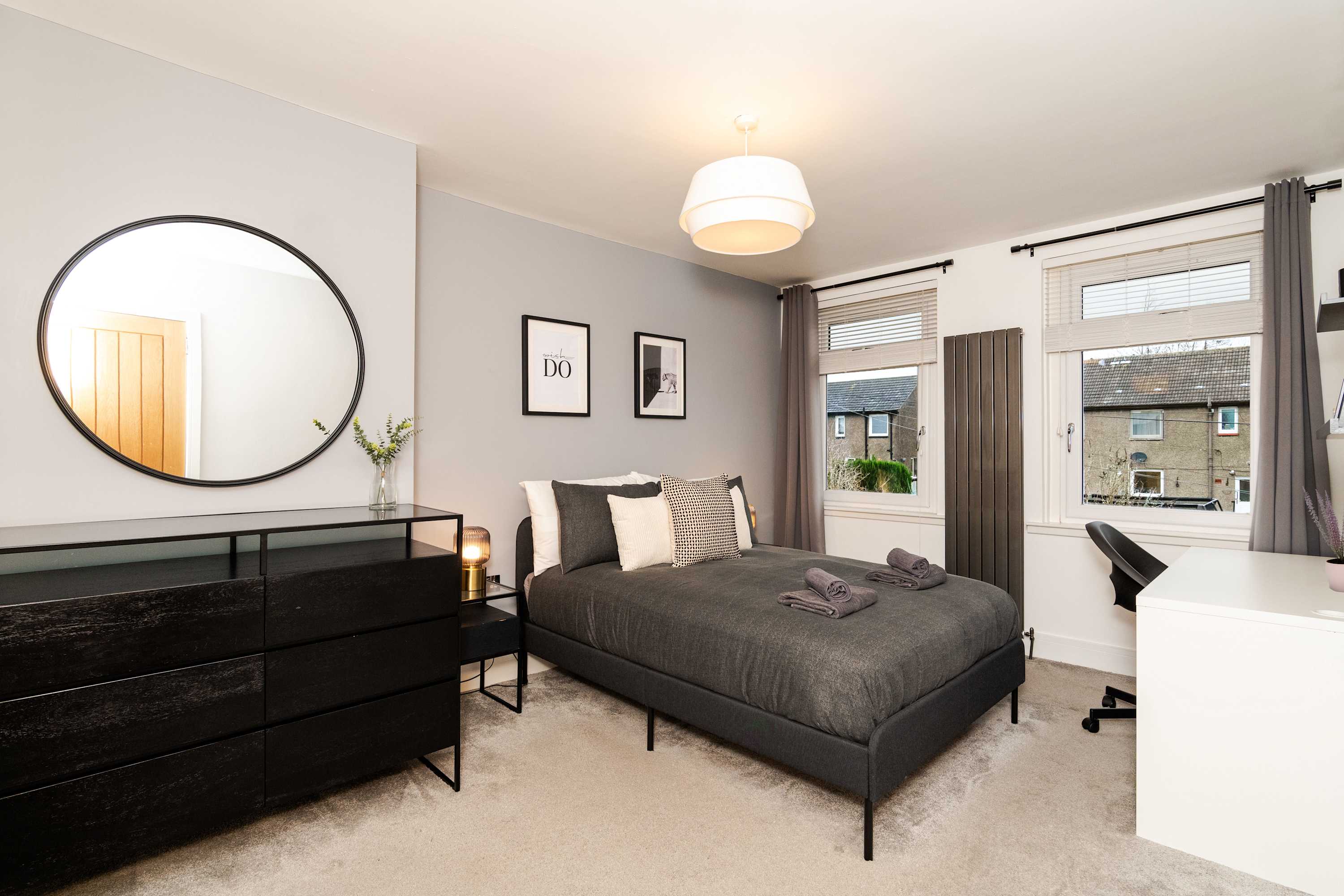 NR Edinburgh Airport & City Modern Home-Parking in Henderson Crescent 66 EH52 6EZ - Property image 3 - VivreStays