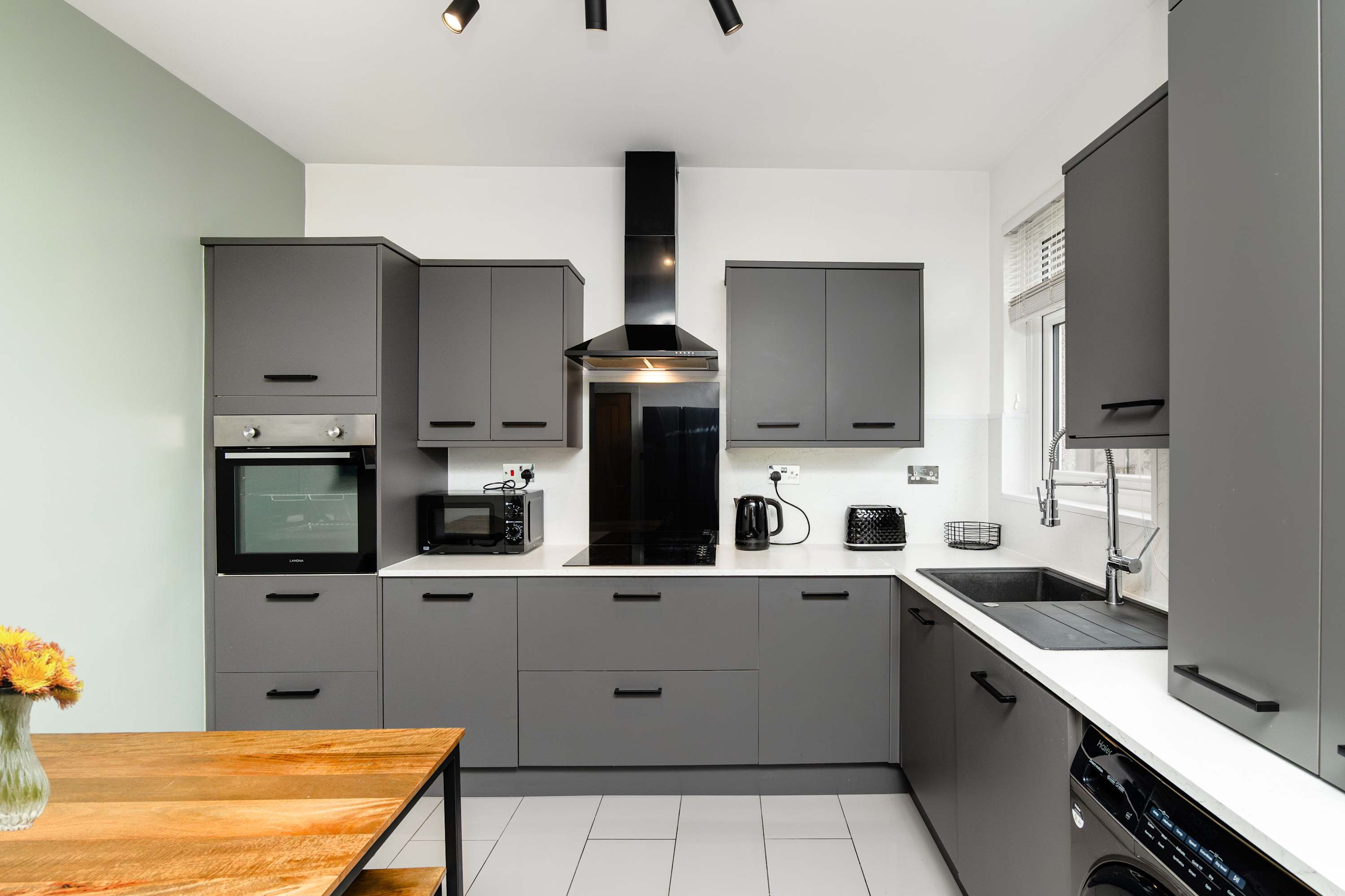 NR Edinburgh Airport & City Modern Home-Parking in Henderson Crescent 66 EH52 6EZ - Property image 2 - VivreStays