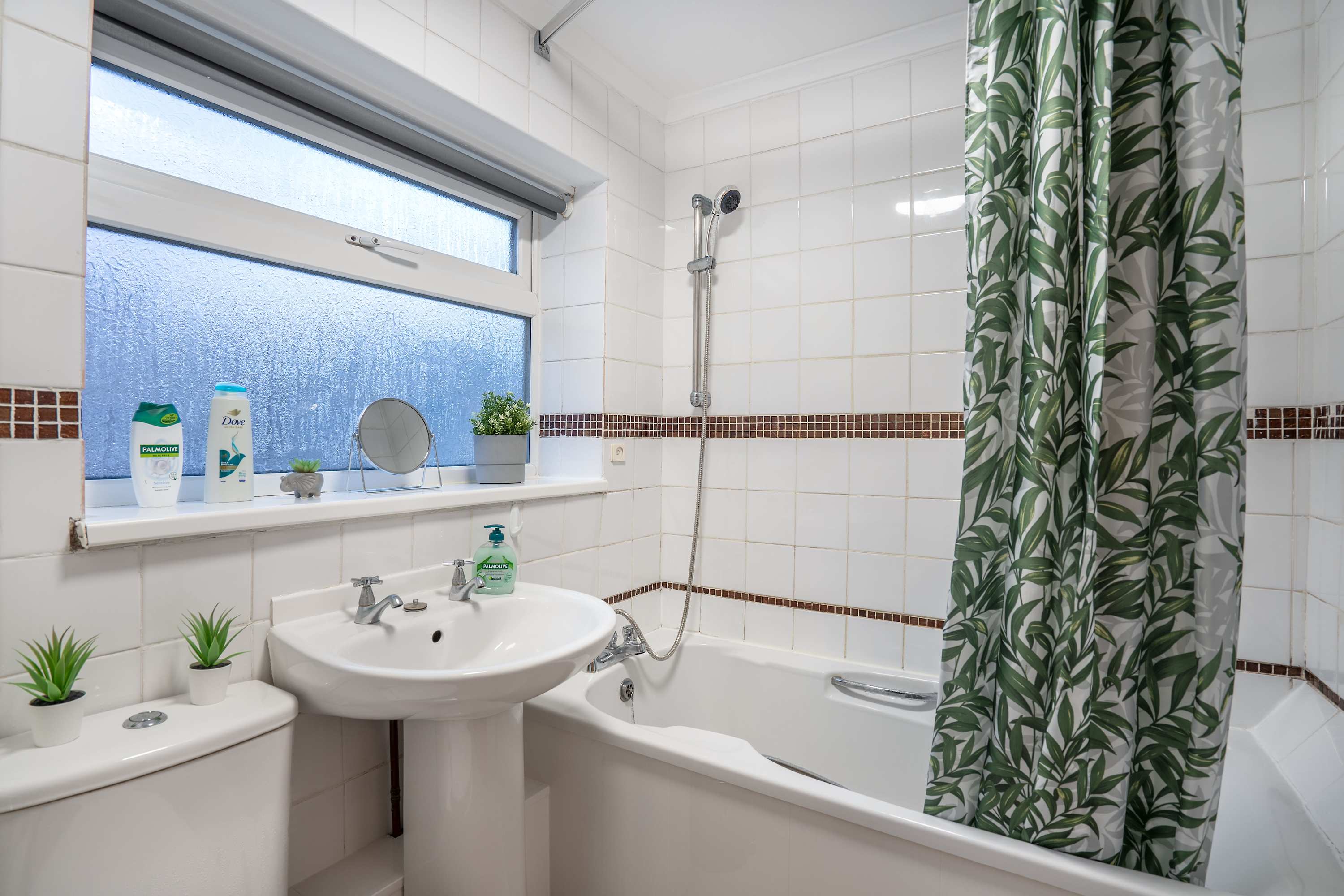 3BR Gateshead Stay-Parking-Nr Newcastle &Quayside in Macadam Street NE8 4TS - Property image 5 - VivreStays