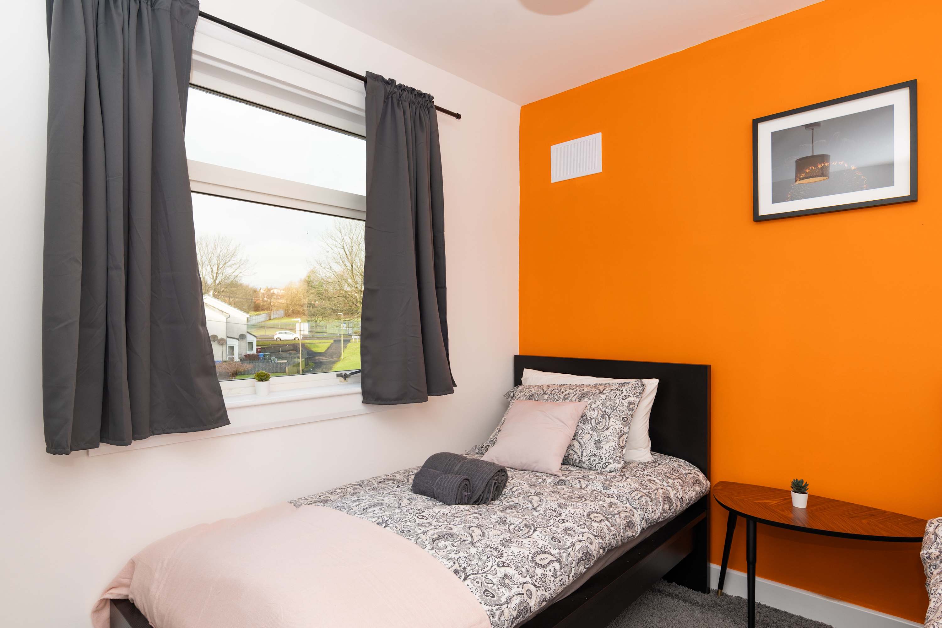 Parking - Wi-Fi -Near Falkirk & Stirling -Sleeps 6 in High Street 24 FK4 1DA - Property image 10 - VivreStays