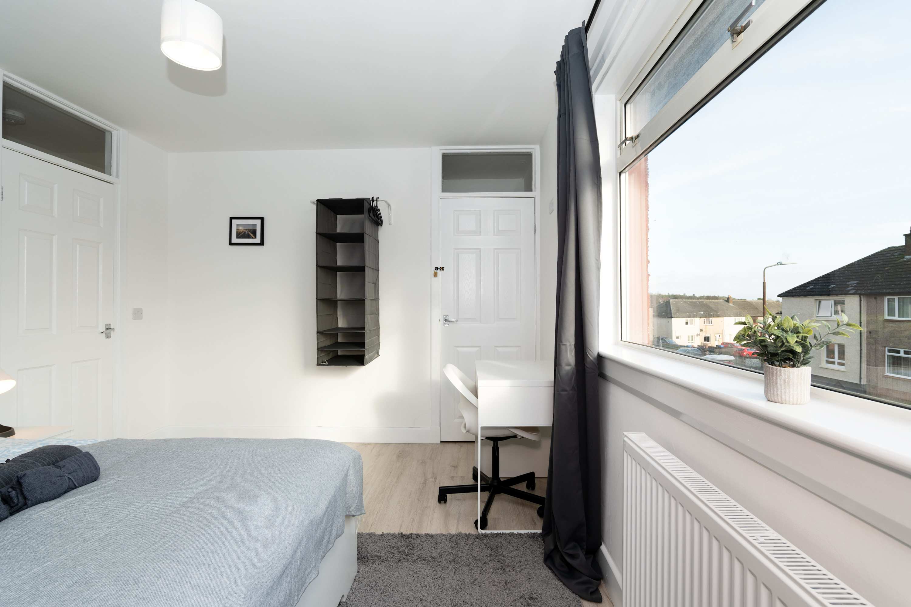 Parking - Wi-Fi -Near Falkirk & Stirling -Sleeps 6 in High Street 24 FK4 1DA - Property image 13 - VivreStays