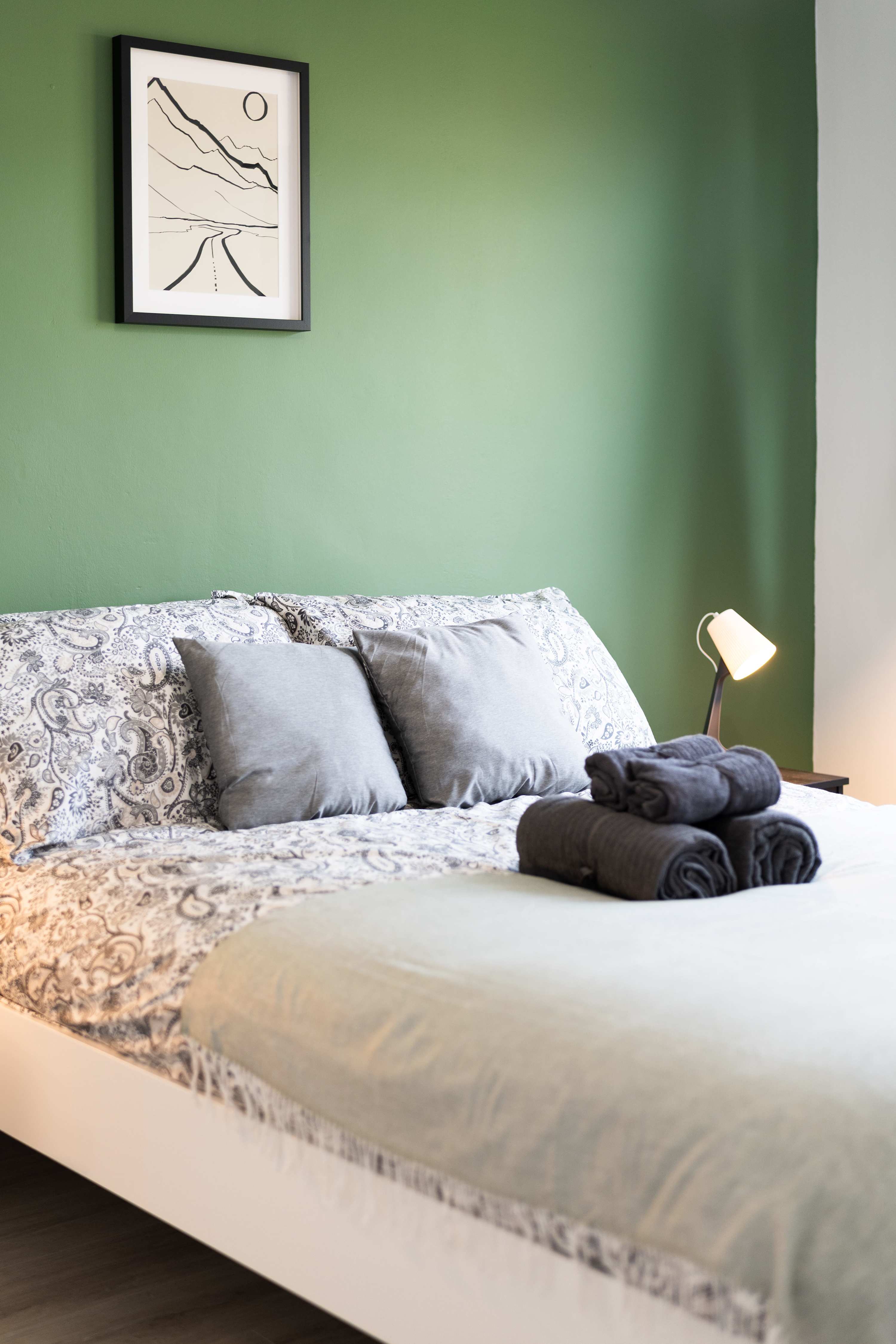 Parking - Wi-Fi -Near Falkirk & Stirling -Sleeps 6 in High Street 24 FK4 1DA - Property image 25 - VivreStays